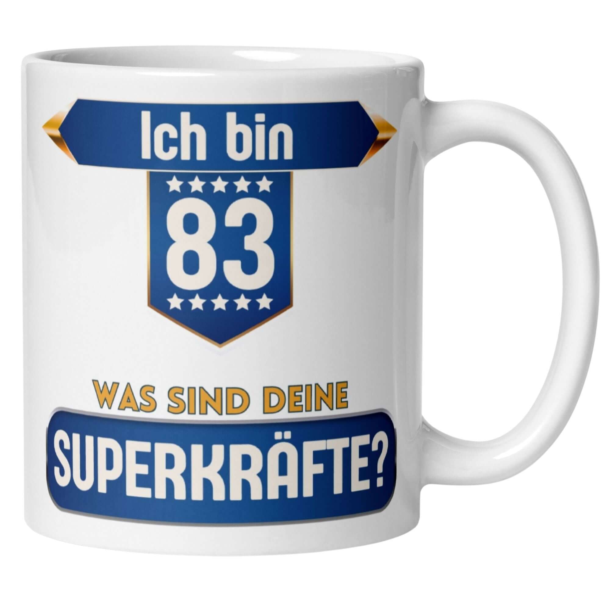Momentals Tasse zum 83. Geburtstag mit Spruch: "Ich bin 83, was sind deine Superkräfte?" auf weißem Keramik.