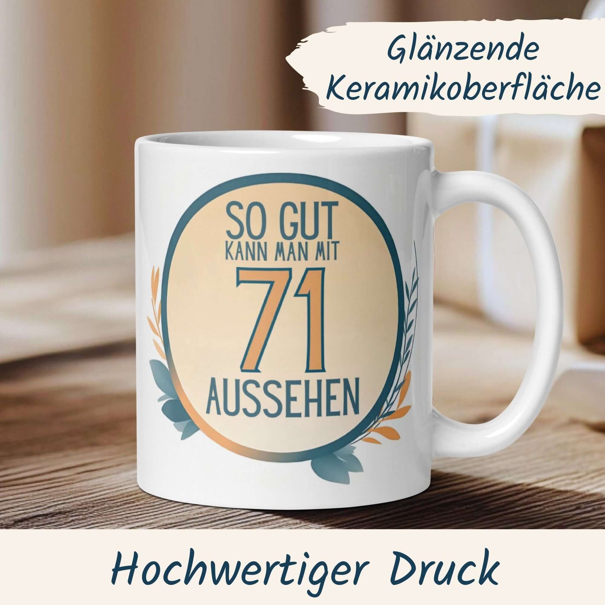 Momentals® Tasse für 71. Geburtstag mit Spruch "So gut kann man mit 71 aussehen", elegante Keramikoberfläche.
