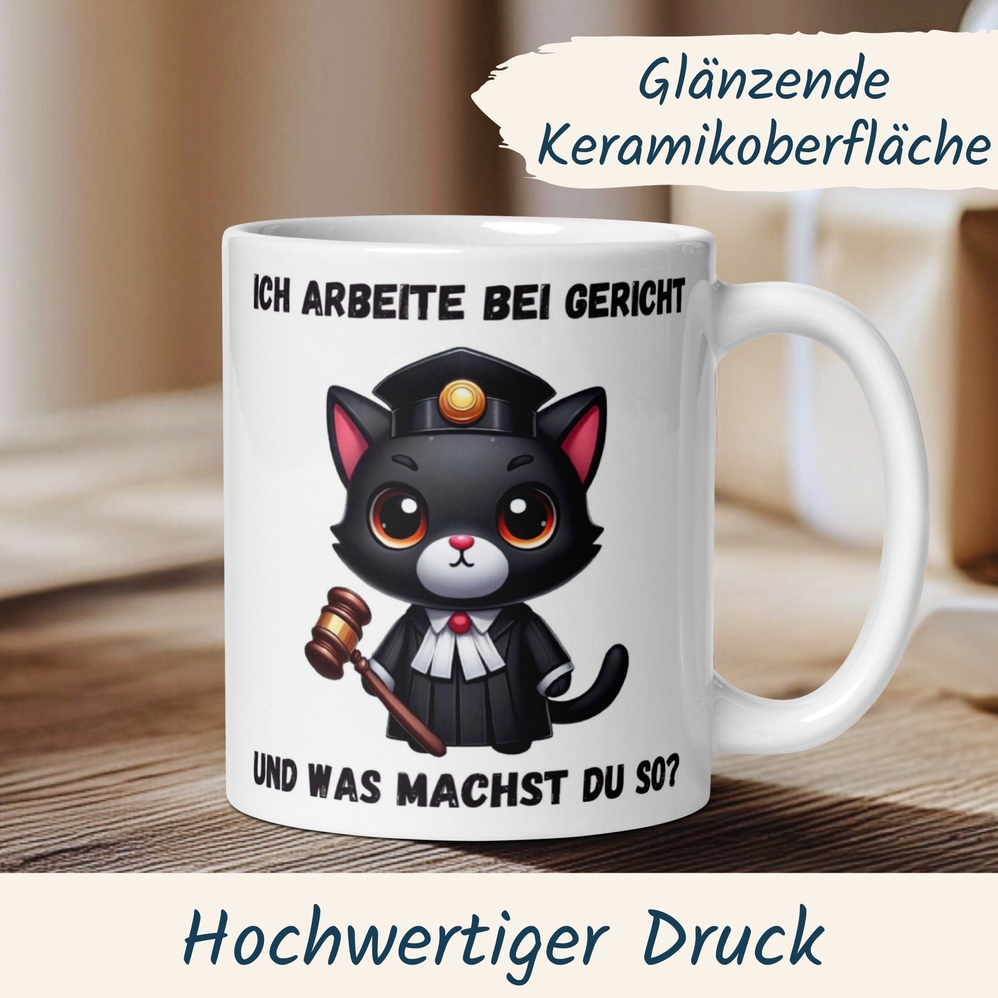 Tasse mit niedlicher Katze im Richter-Outfit und Spruch "Ich arbeite bei Gericht, und was machst du so?"