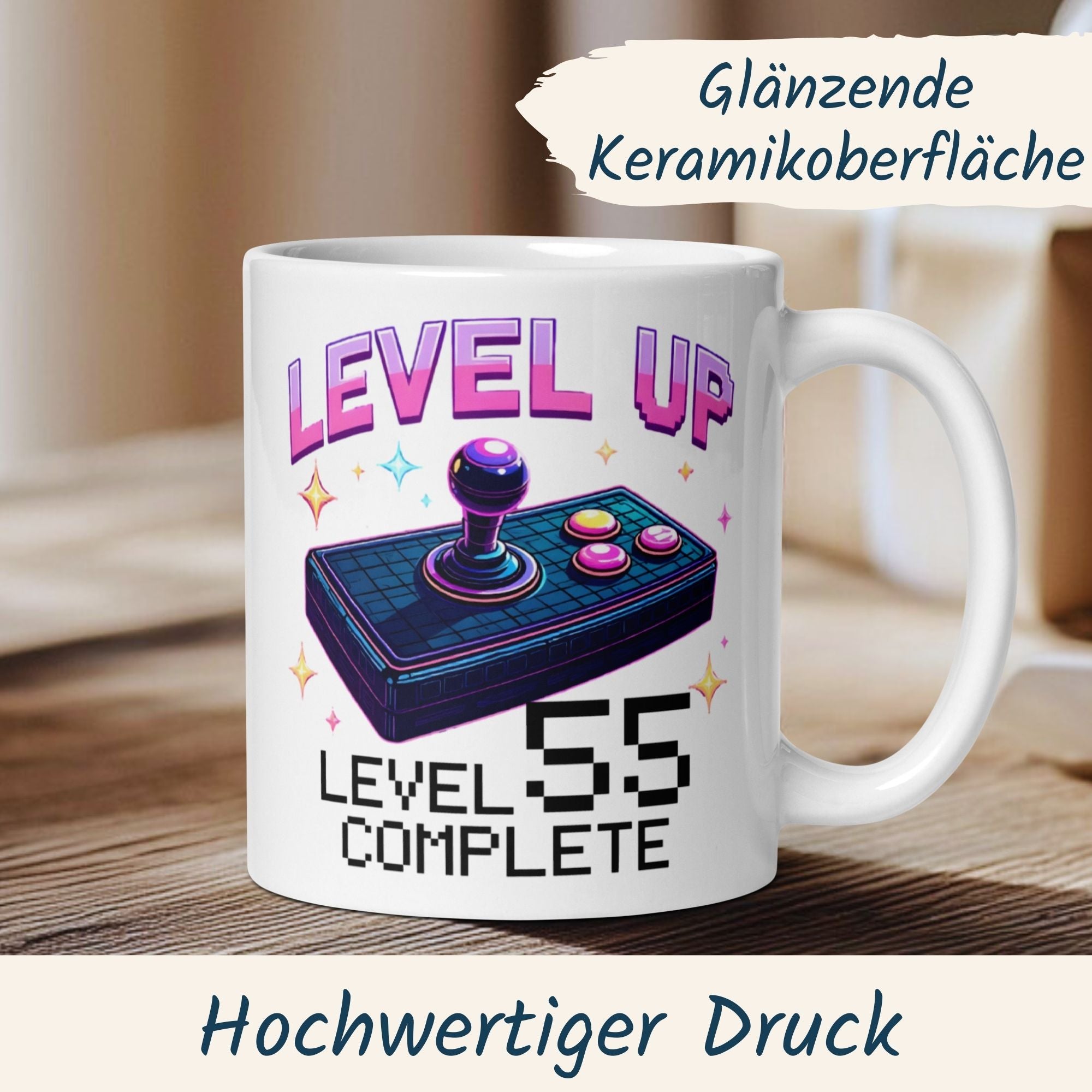 Tasse für Gamer mit Joystick-Design, Spruch 'Level 55 Complete', glänzender Keramikoberfläche.