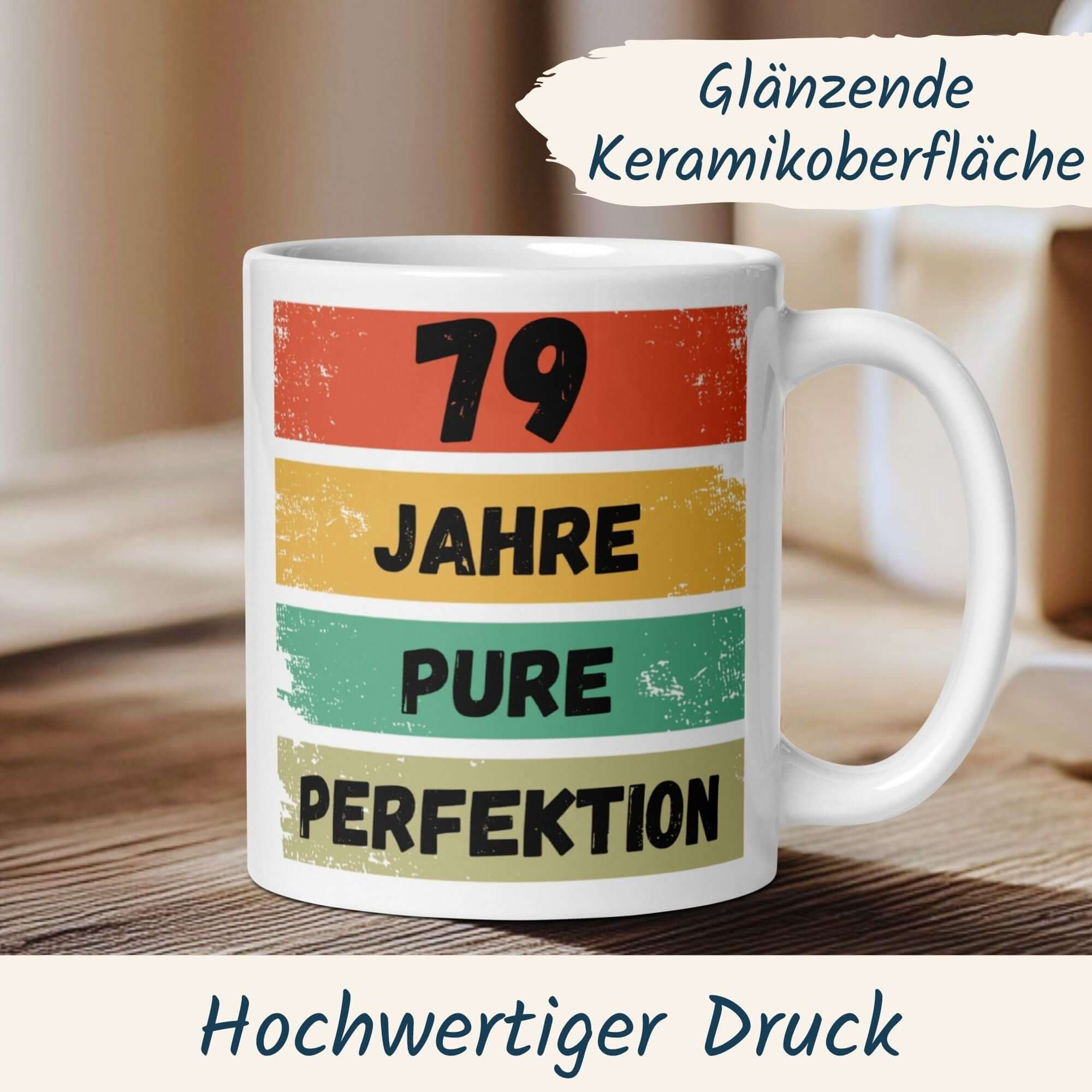 79. Geburtstag Tasse mit spritzigem Retro-Design und dem Spruch ‚79 Jahre pure Perfektion‘ auf glänzender Keramik.