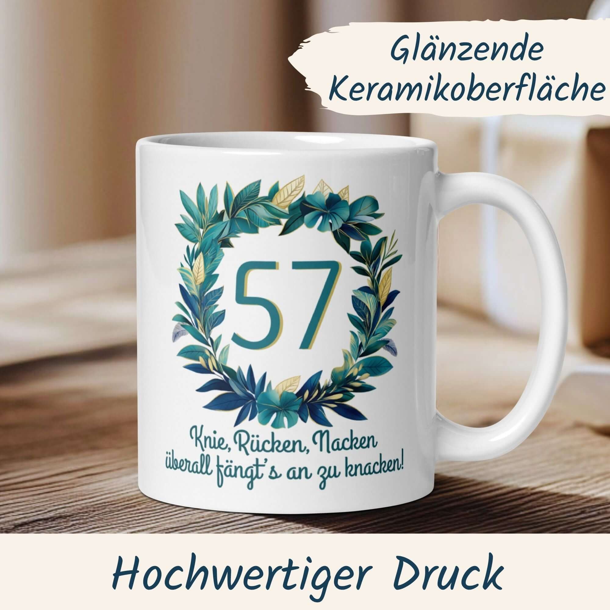 Momentals® Tasse 57. Geburtstag | Kranz & Spruch | Knie Rücken Nacken - überall fängts an zu knacken • Momentals