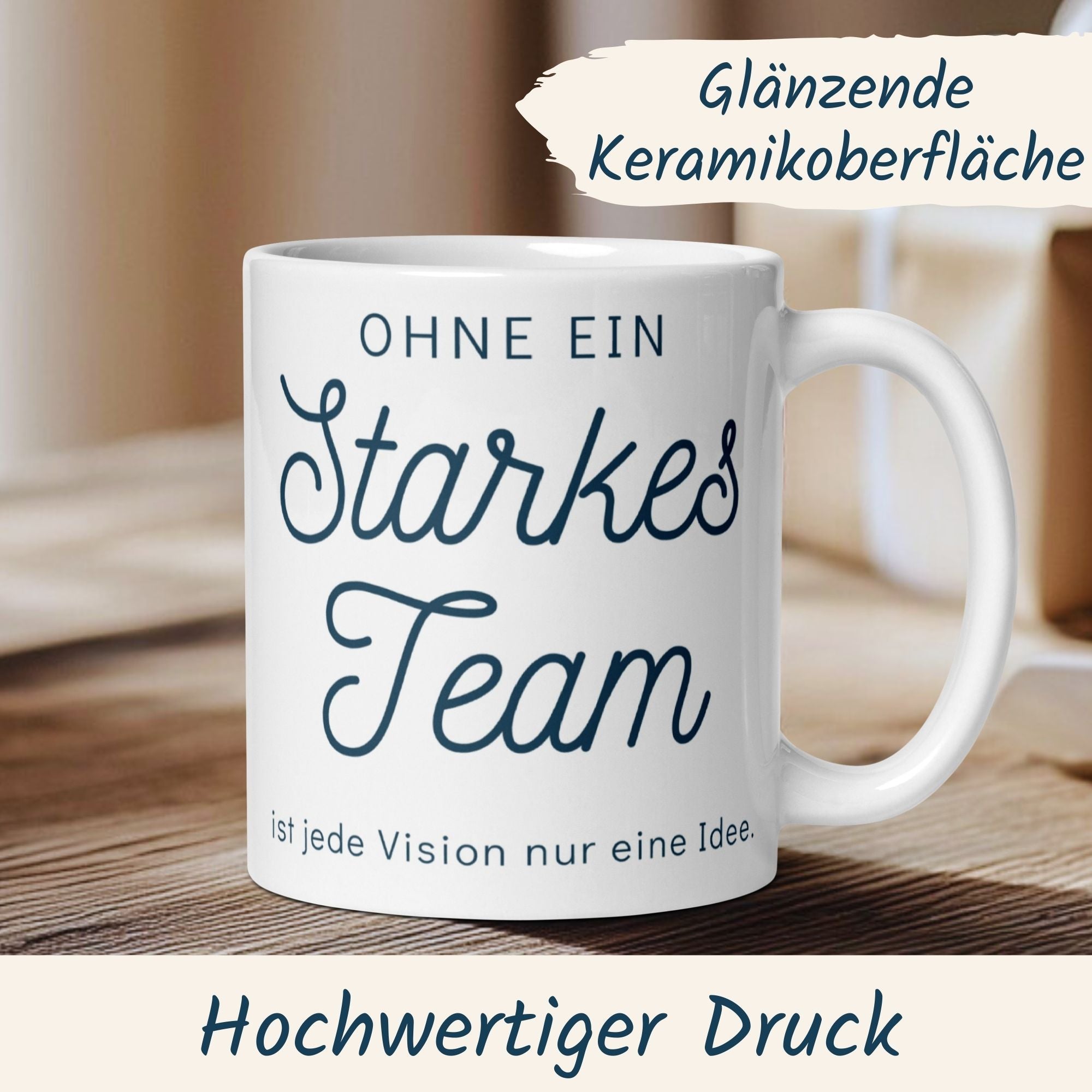 Kaffeetasse mit inspirierendem Spruch über Teamarbeit, glänzende Keramikoberfläche.