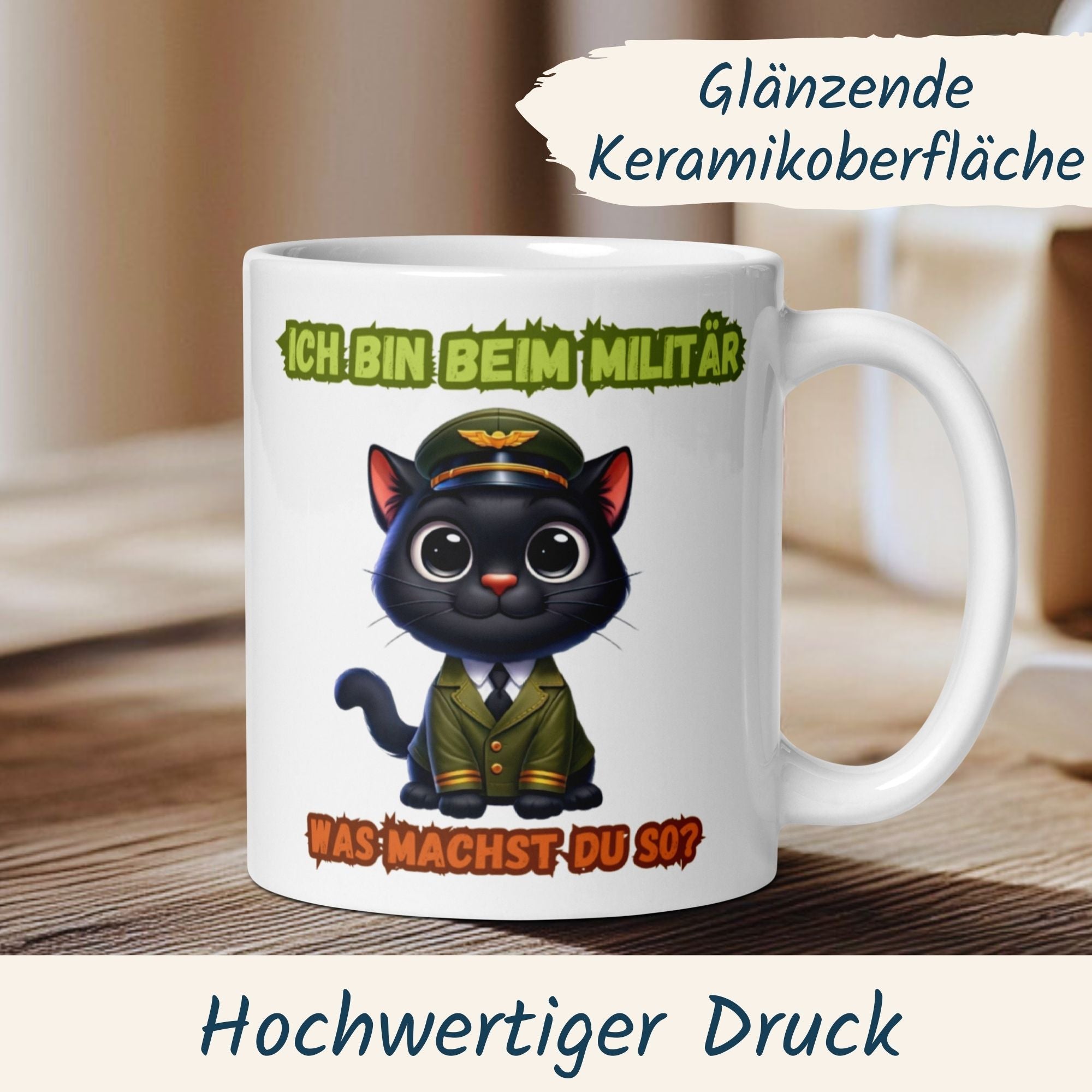 Weiße Tasse mit schwarzer Katze in Militäruniform und Spruch "Ich bin beim Militär – Was machst du so?"