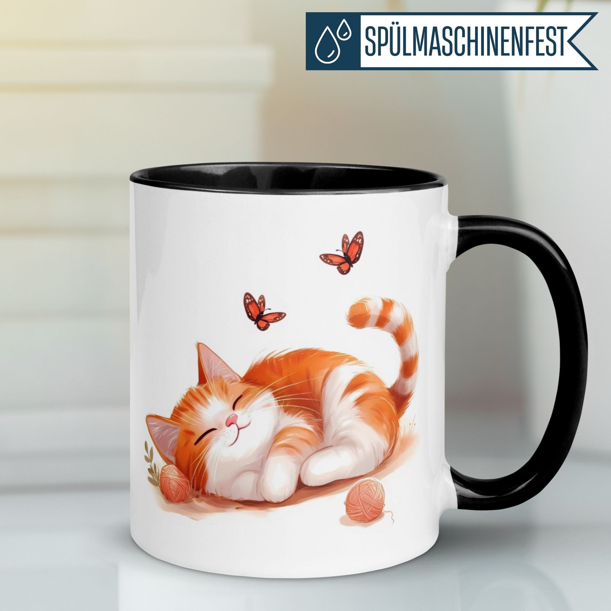 Momentals® Tasse mit rotgetigerter Katze, schlafend umgeben von Wollknäueln und Schmetterlingen.
