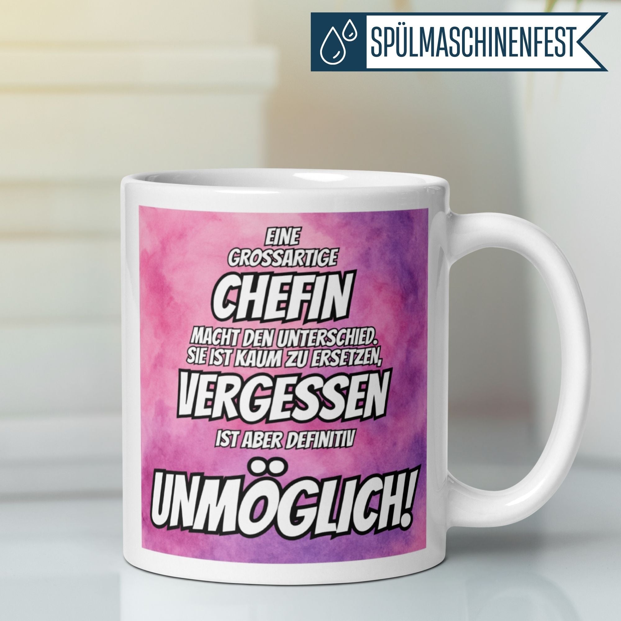 Momentals Tasse Chefin mit Spruch: "Eine großartige Chefin ist unmöglich zu vergessen!" im Pink-Lila Aquarell-Look.