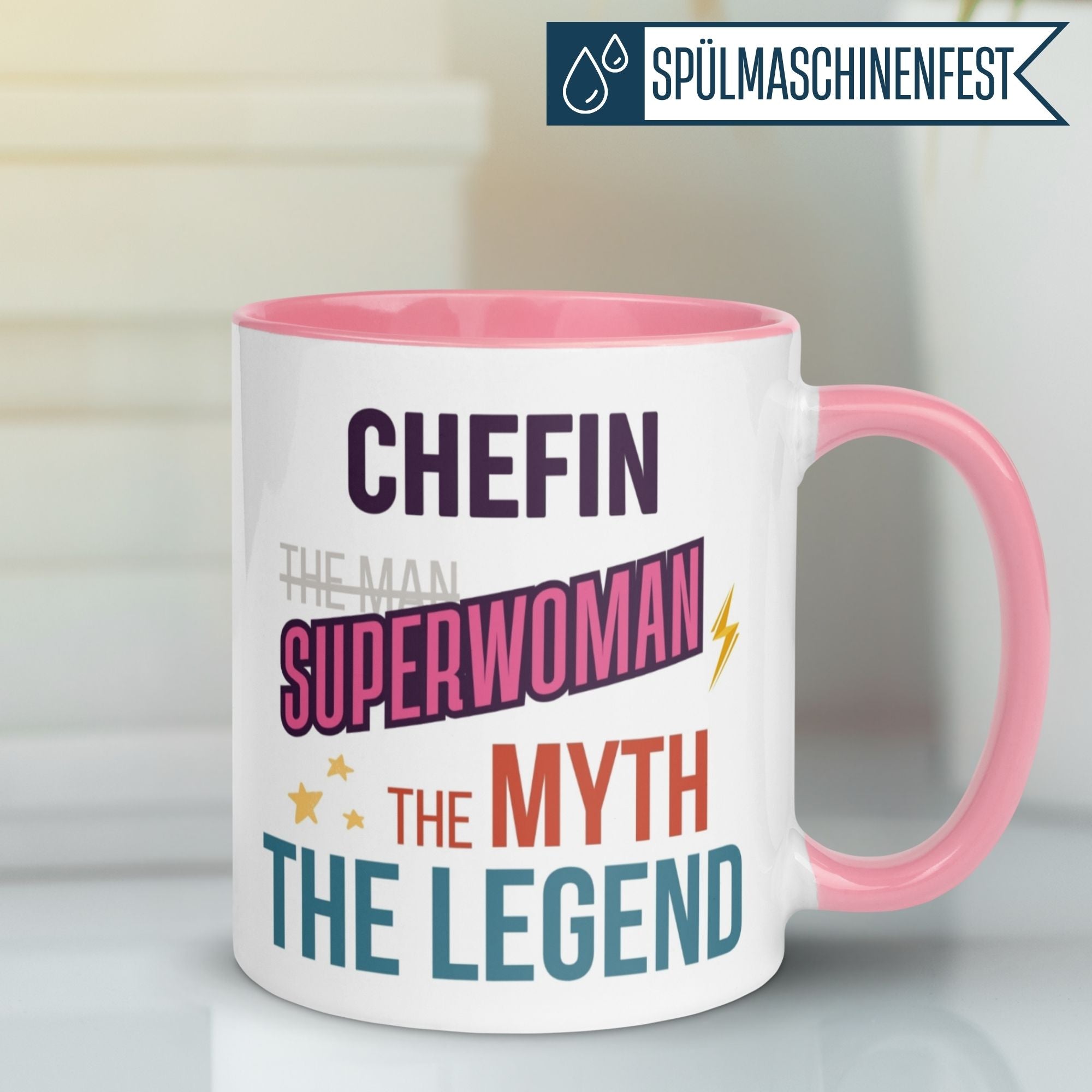 Momentals® Chefin Tasse mit humorvollem Spruch "Superwoman - The Myth - The Legend" in bunter Typografie.