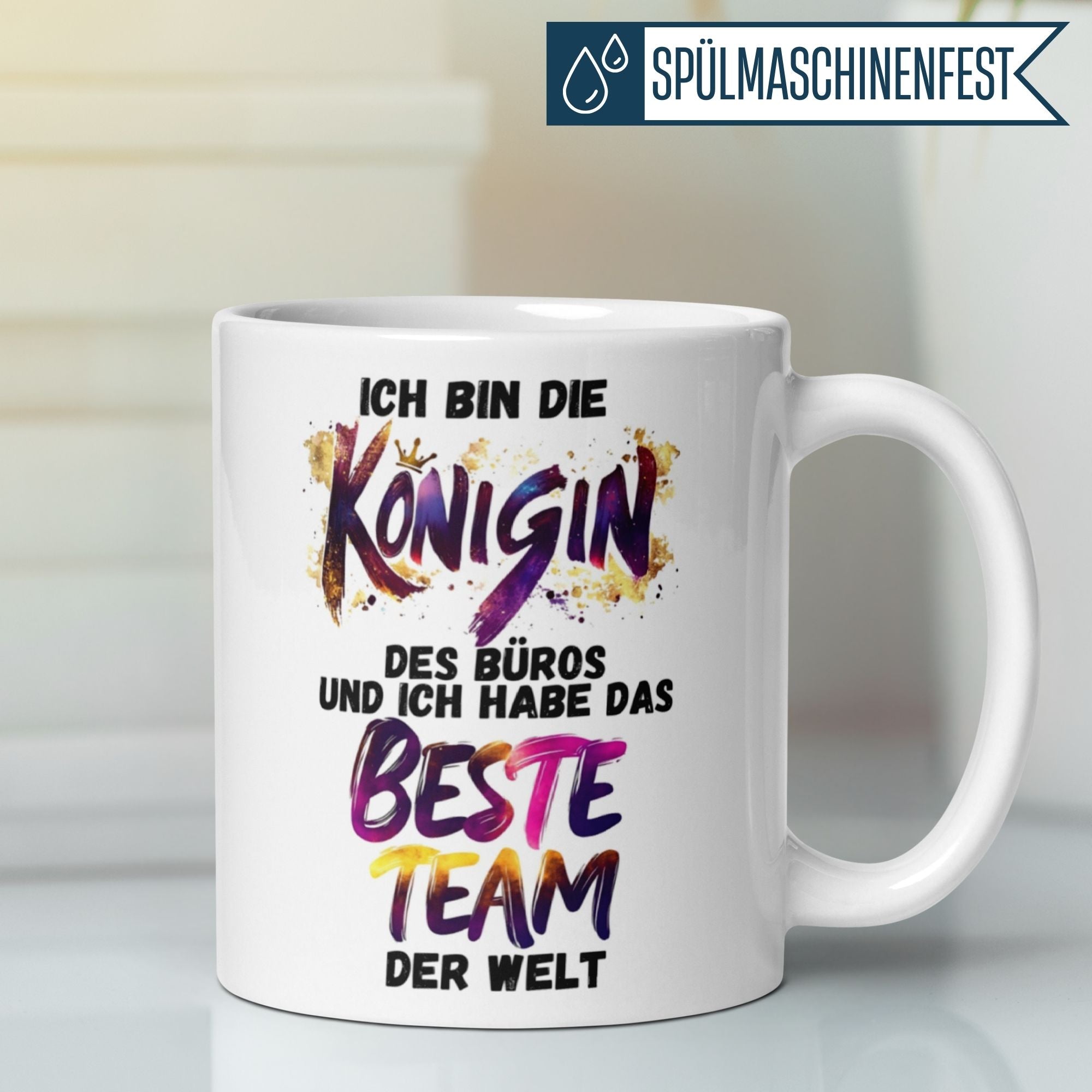 Momentals Tasse Chefin mit der Aufschrift: "Ich bin die Königin des Büros und habe das beste Team der Welt".