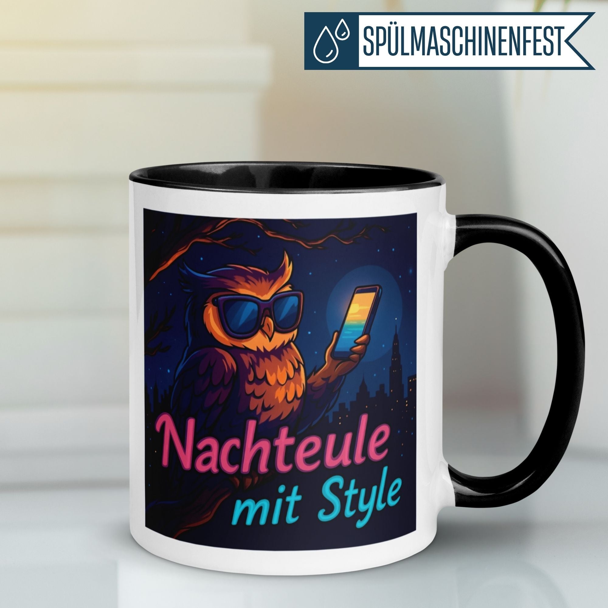 Momentals Tasse mit Eule in Sonnenbrille, Smartphone und dem Text "Nachteule mit Style" im nächtlichen Ambiente.