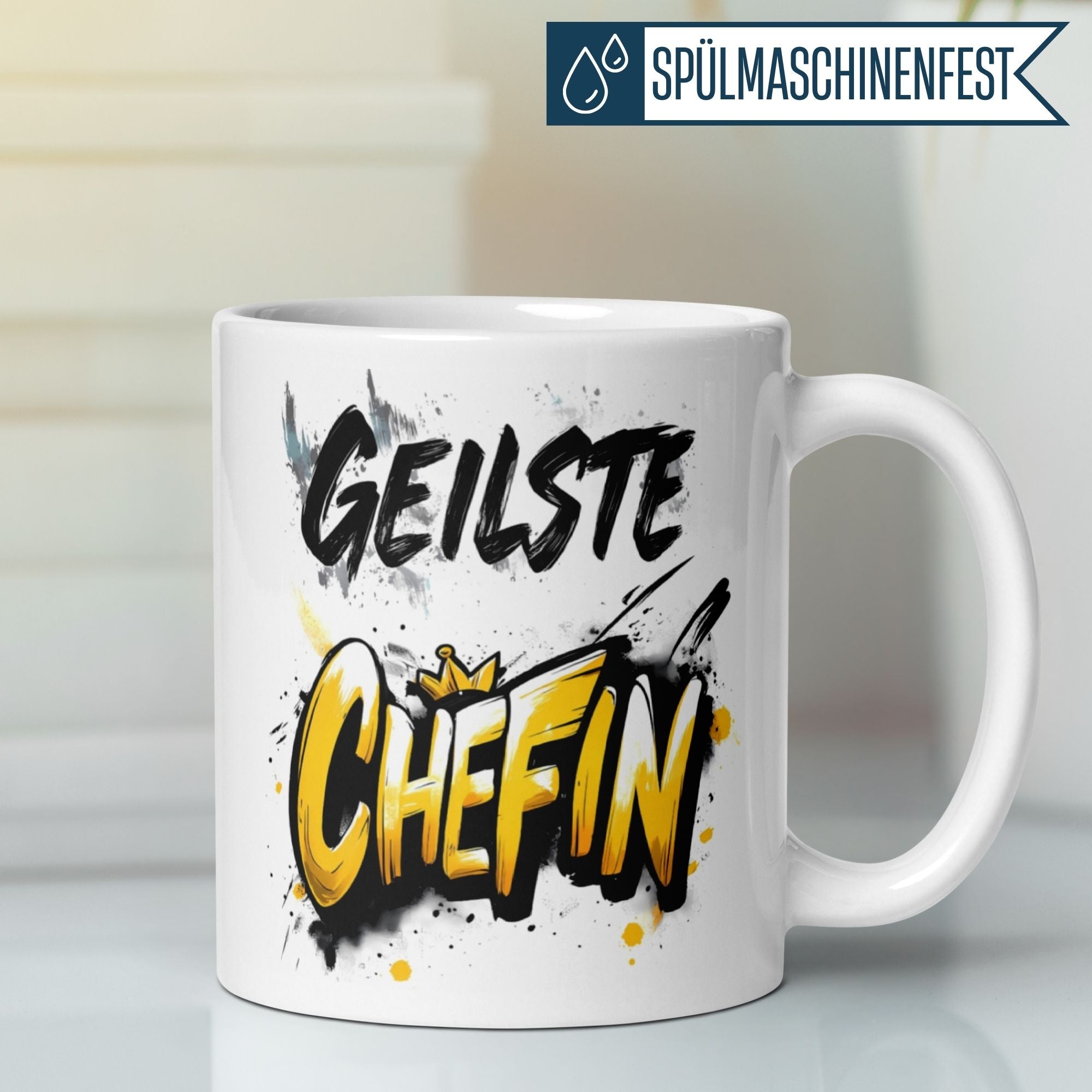 Momentals Tasse Chefin mit Graffiti Design und Spruch 'Geilste Chefin' in goldgelber Schrift.