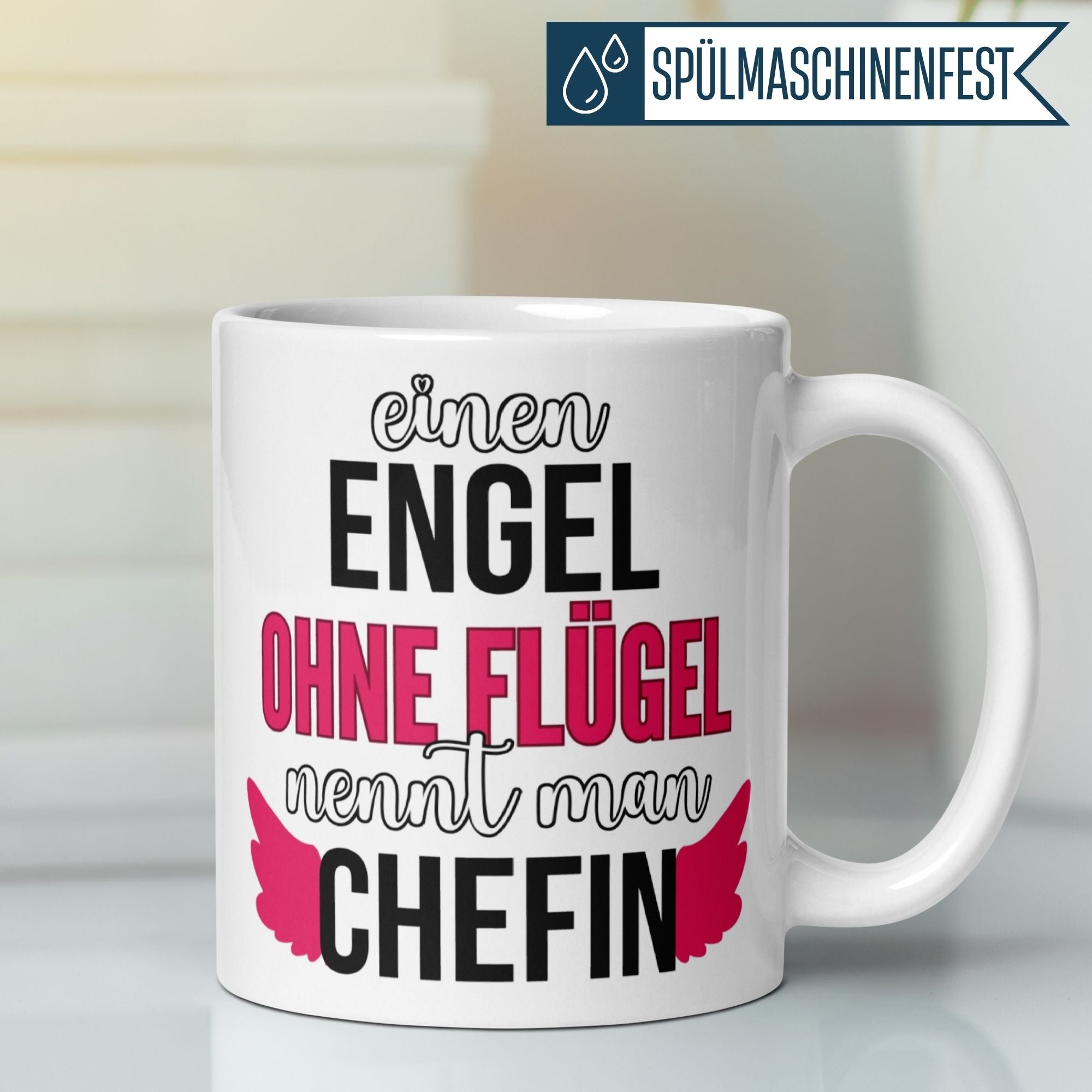 Momentals Tasse Chefin mit Spruch: "Einen Engel ohne Flügel nennt man Chefin" und pinken Engelsflügeln.