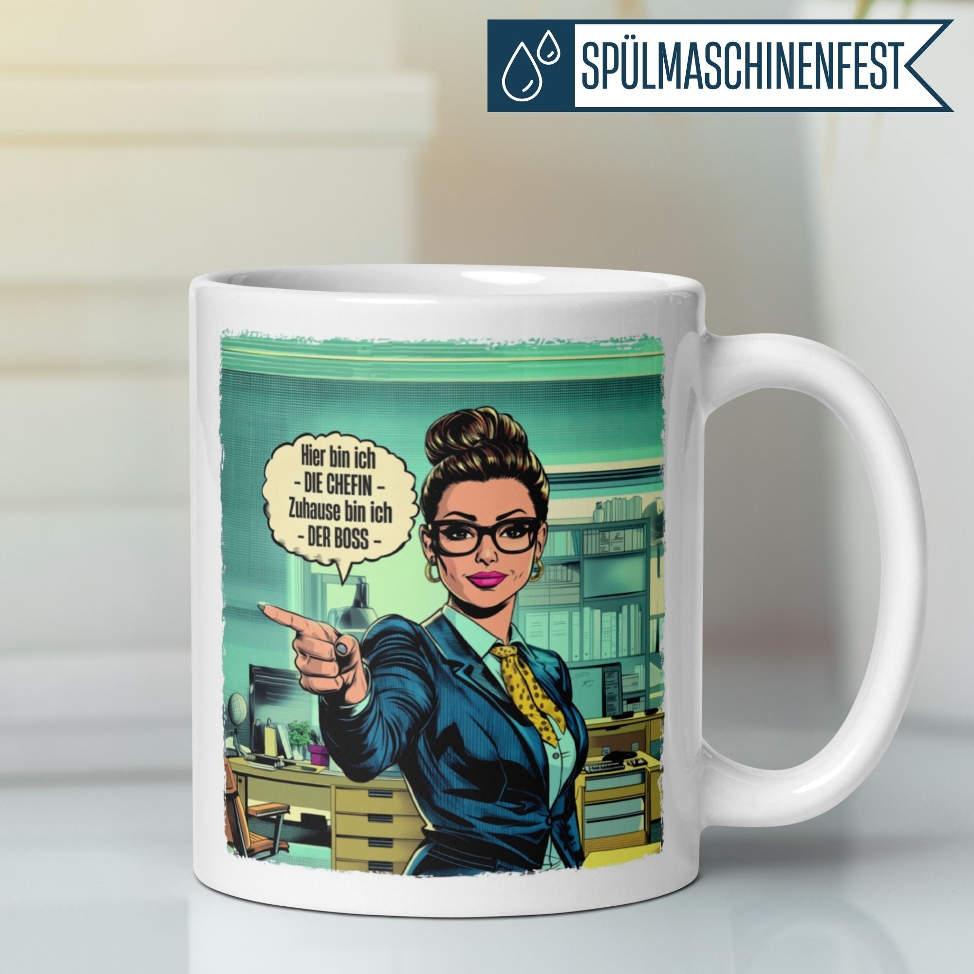 Momentals Tasse Chefin mit Comic-Motiv und Spruch: 'Hier bin ich die Chefin - Zuhause bin ich der Boss'.
