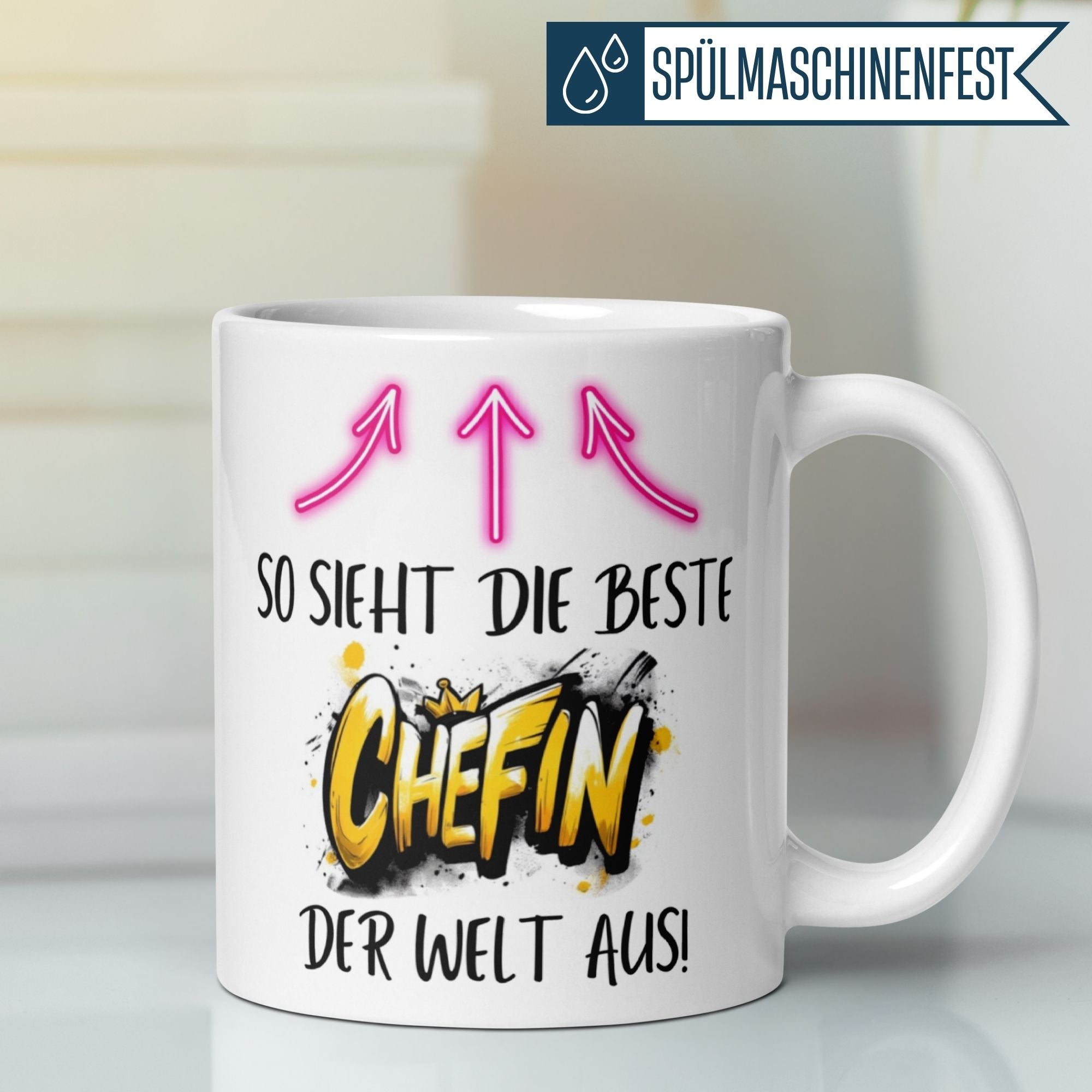 Tasse mit Spruch "So sieht die beste Chefin der Welt aus!" und pinken Pfeilen, ideal als Abschiedsgeschenk.