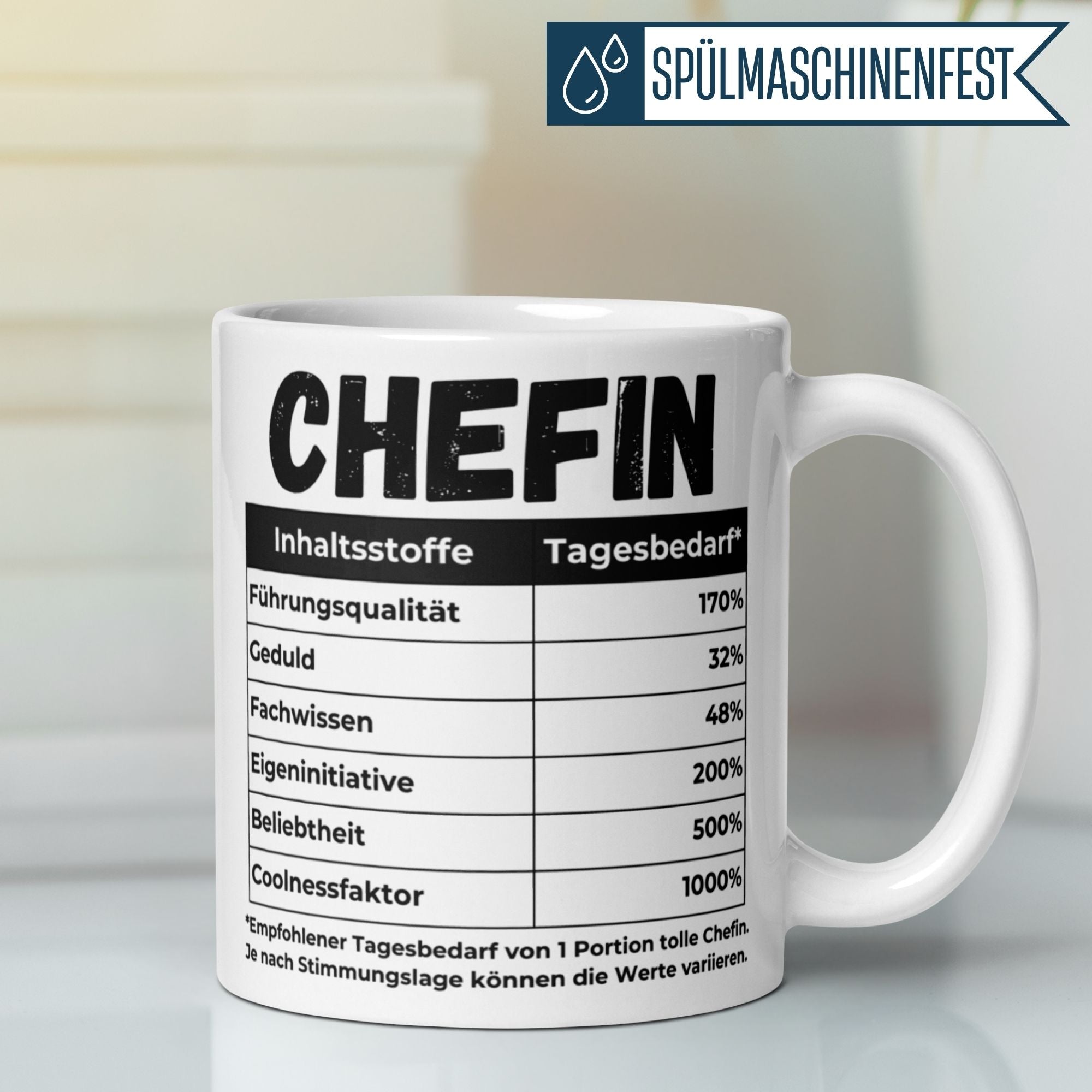 Momentals® Tasse Chefin mit humorvollem Nährwerttabelle-Design und Spruch für die ultimative Chefin.