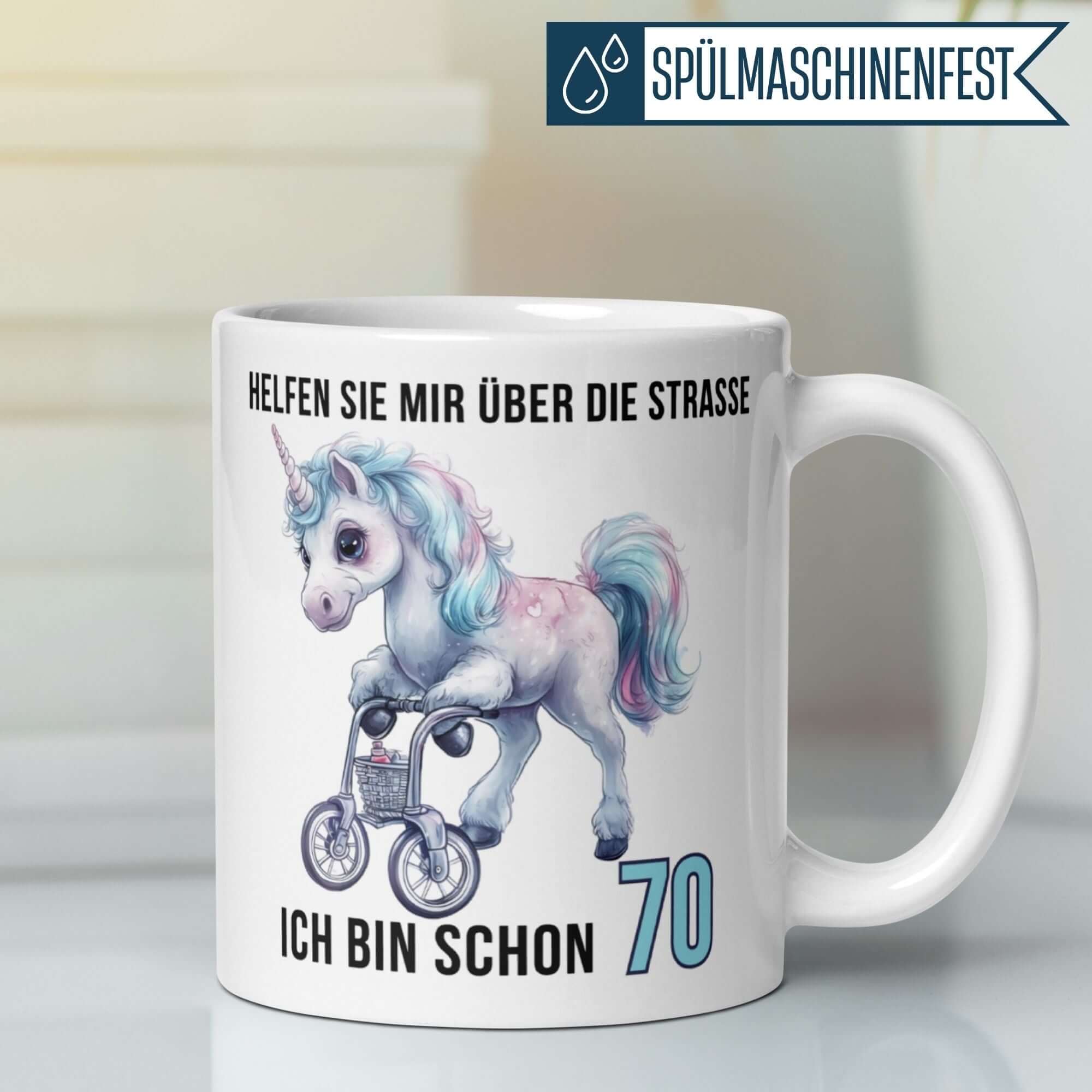 Lustige Tasse mit Einhorn, Rollator und Spruch: 'Helfen Sie mir über die Straße, ich bin schon 70' für Geburtstagsfeiern.