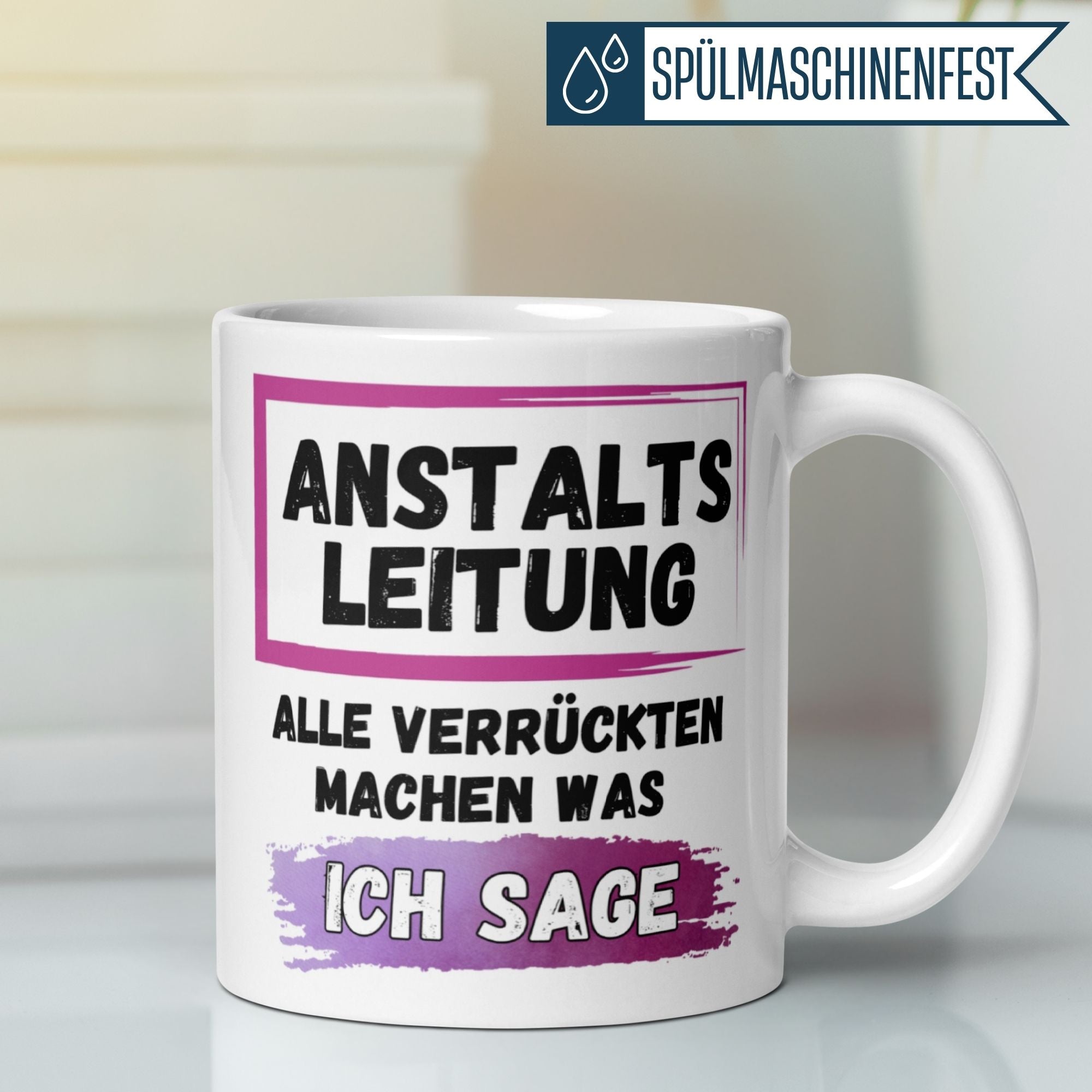 Momentals Tasse Chefin mit humorvollem Spruch: "Anstaltsleitung – Alle Verrückten machen was ich sage".