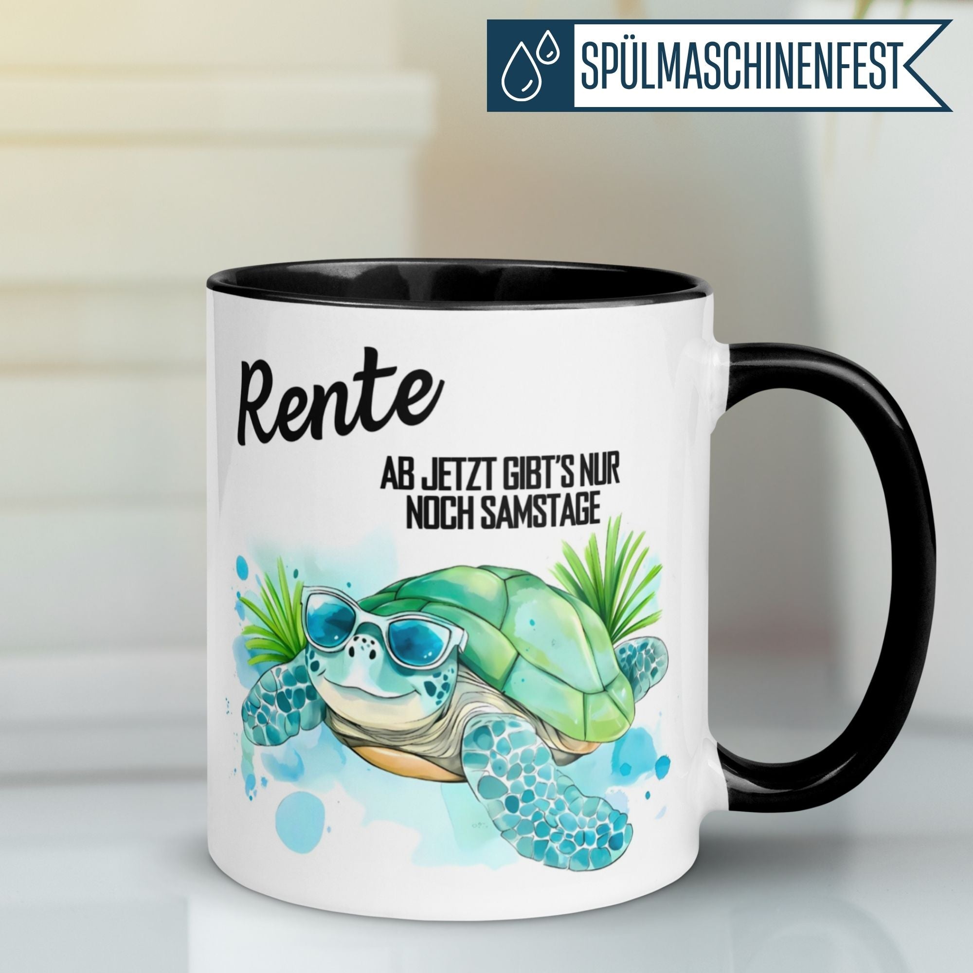 Momentals® Tasse mit entspannter Schildkröte, Spruch über Rente und Aquarellpalmen.