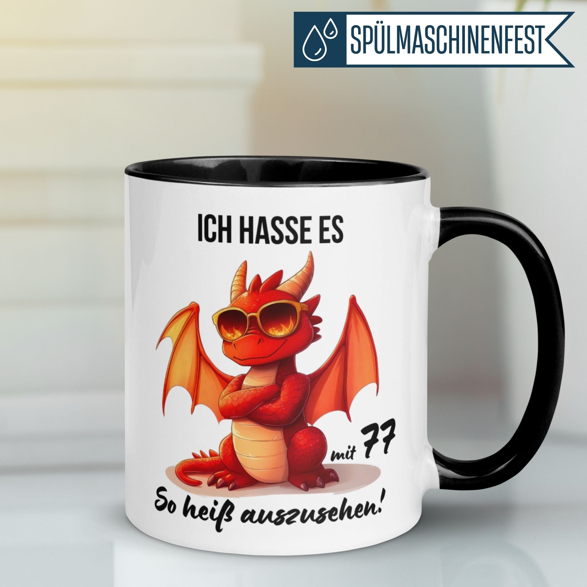 Momentals® Tasse zum 77. Geburtstag mit humorvollem Drachen-Motiv und Spruch für Männer.