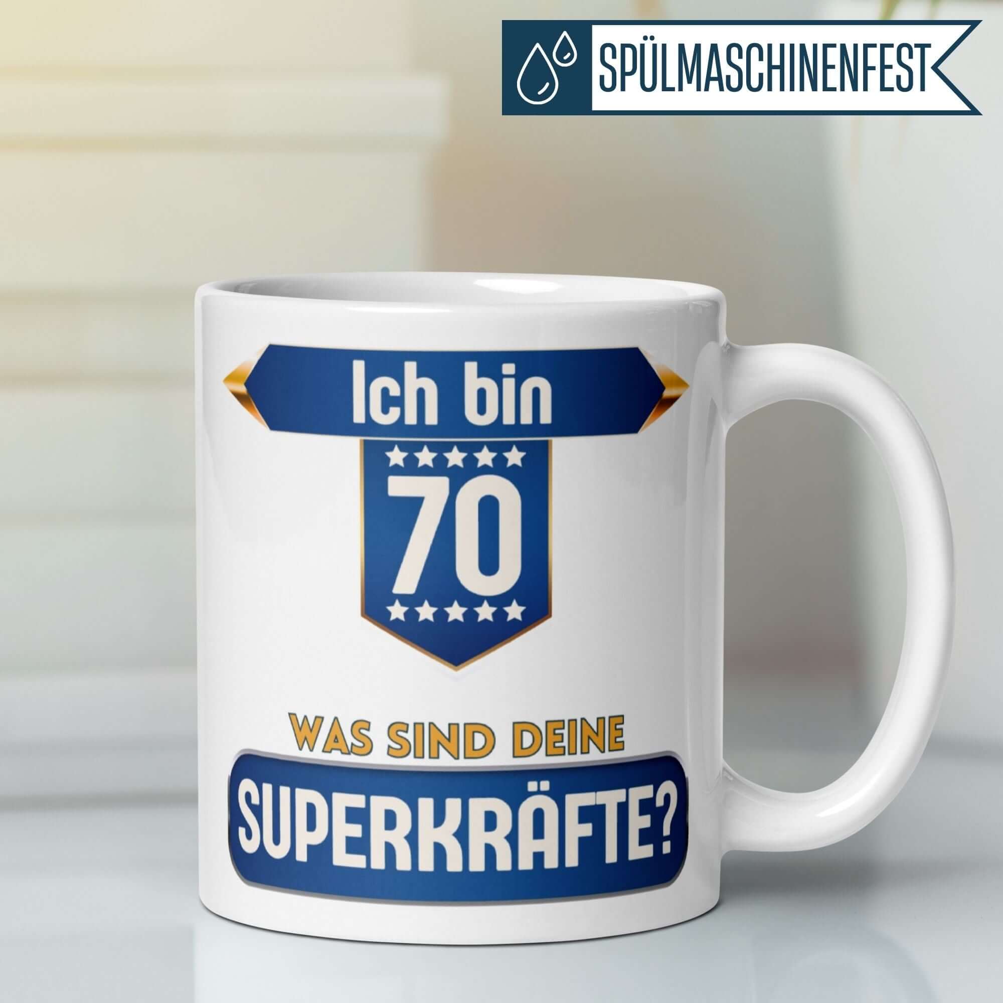 Momentals® Tasse zum 70. Geburtstag mit dem Spruch: 'Ich bin 70, was sind deine Superkräfte?' in fröhlichem Design.