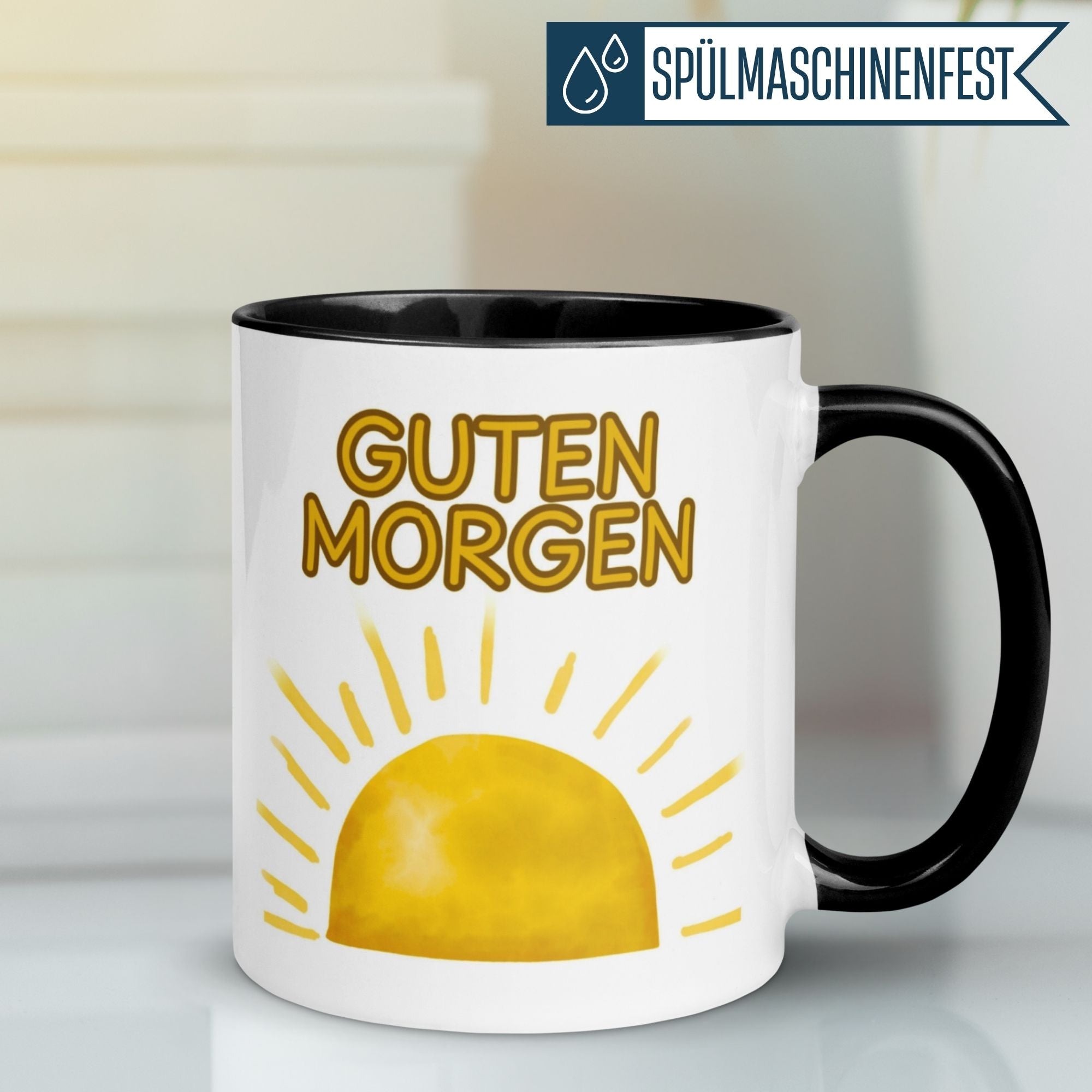 Schwarze Tasse mit dem Schriftzug 'Guten Morgen' und stilisiertem Sonnenaufgang im Aquarell-Look.