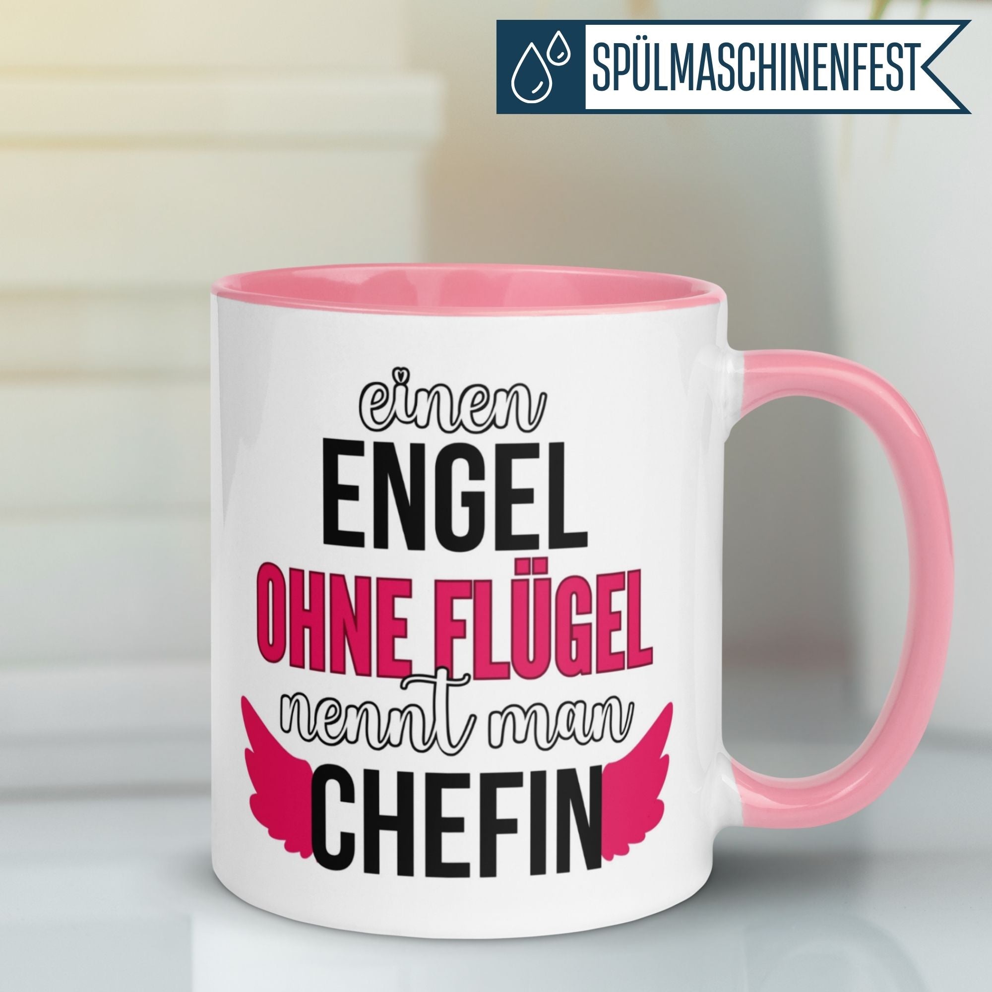 Momentals Tasse Chefin mit Spruch "Einen Engel ohne Flügel nennt man Chefin" und pinken Engelsflügeln.