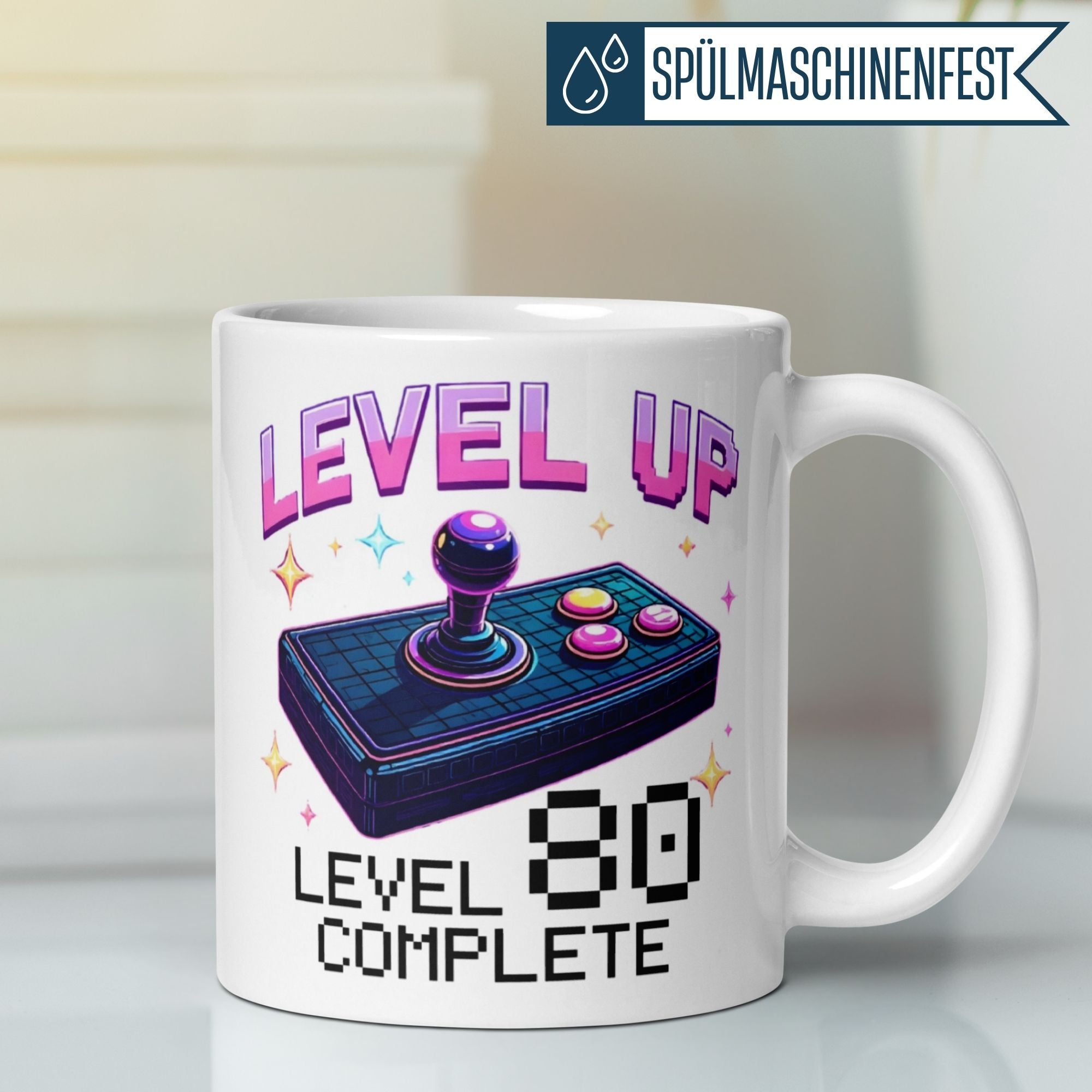 Momentals Tasse für den 80. Geburtstag mit Retro-Gaming-Design "Level UP - Level 80 Complete"
