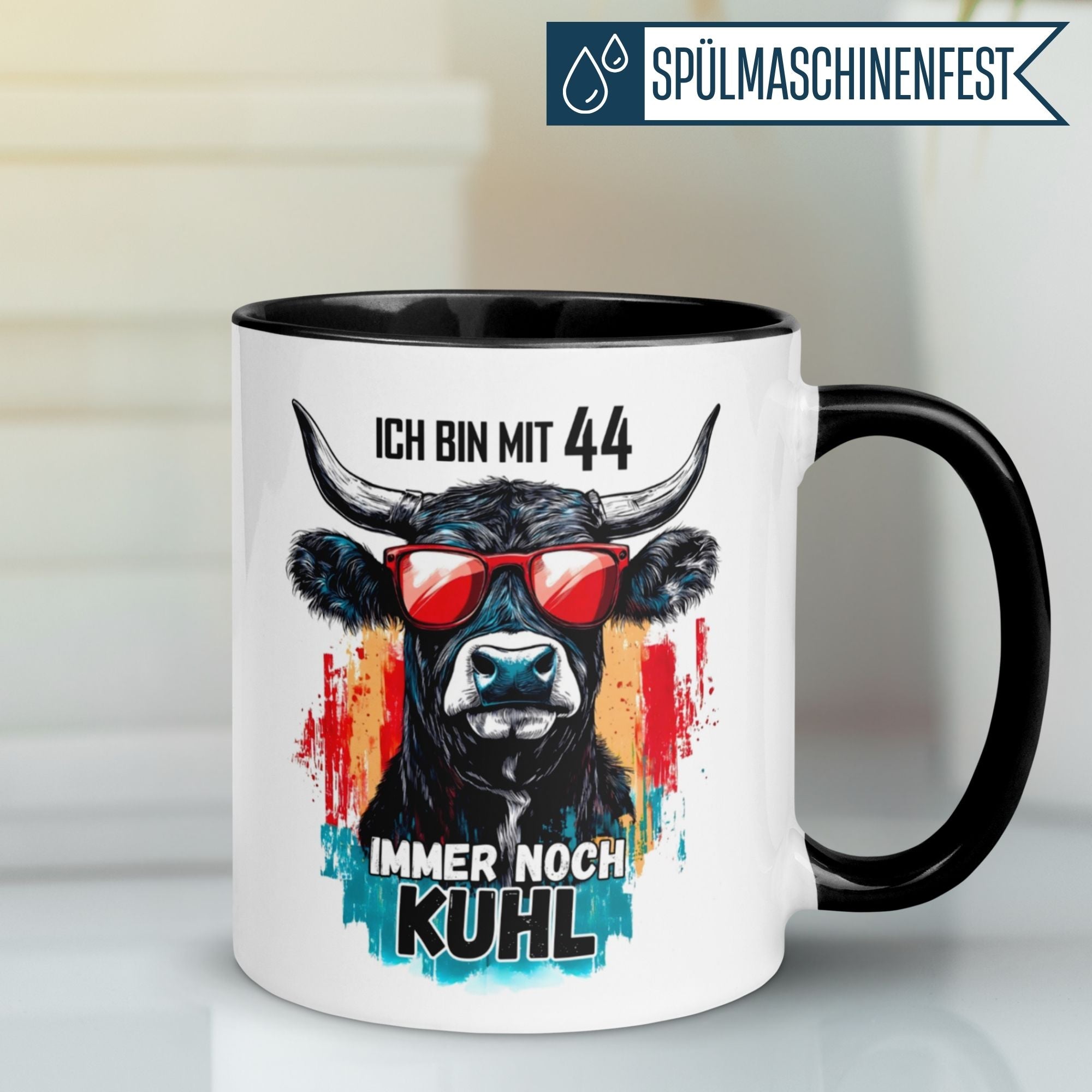 Kaffeetasse für den 44. Geburtstag mit Kuh-Motiv und Spruch "Immer noch kuhl" in buntem Design.