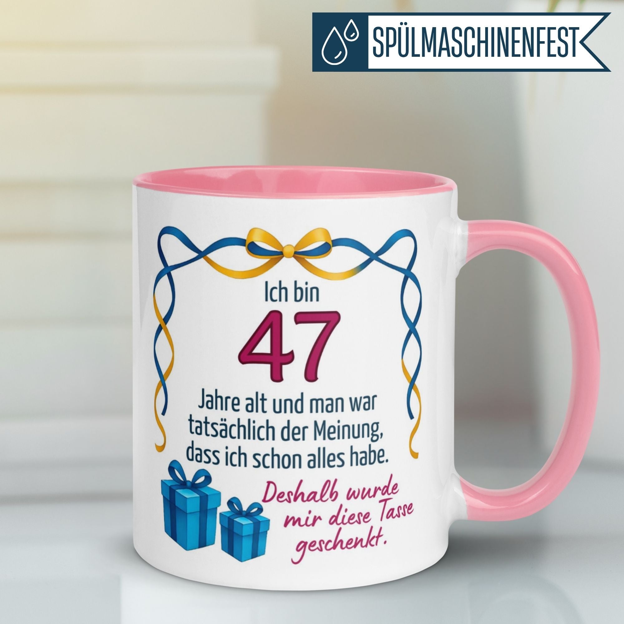 Humorvolle Geburtstags-Tasse für Frauen, 47 Jahre alt, mit witzigem Spruch und bunten Geschenken.