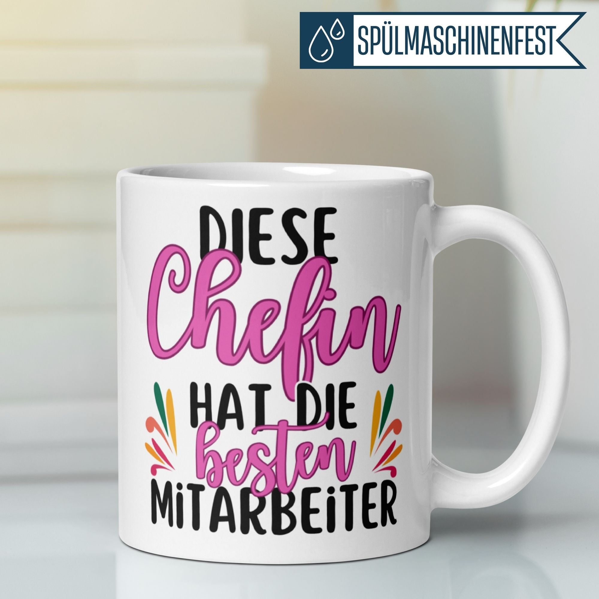 Momentals Tasse Chefin mit buntem Schriftzug "Diese Chefin hat die besten Mitarbeiter" für humorvolle Abschiede.