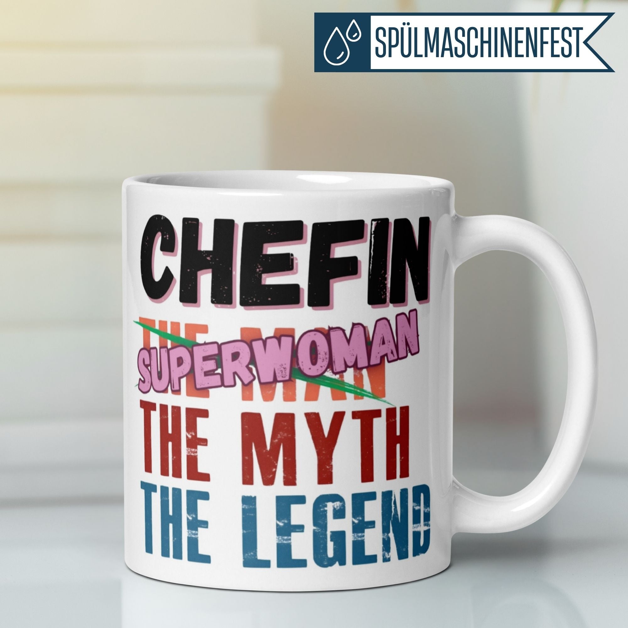 Momentals® Tasse Chefin mit humorvollem Superwoman-Motiv für Abschiedsgeschenk, in bunter Typografie.