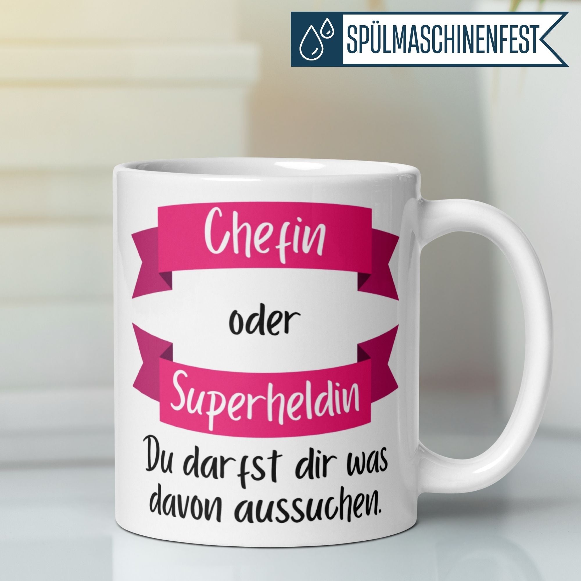 Momentals Tasse Chefin oder Superheldin mit humorvollem Spruch für Abschiedsgeschenke.
