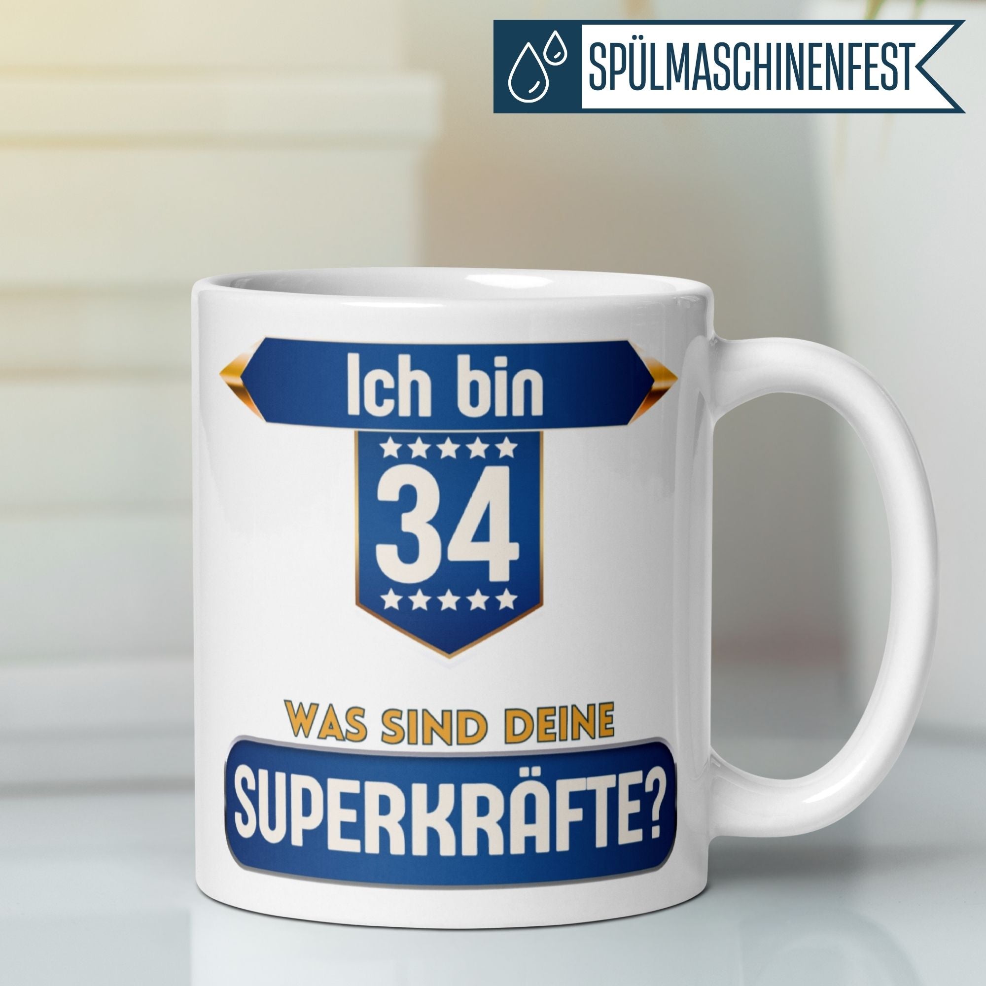 Momentals Tasse für den 34. Geburtstag mit Spruch "Was sind deine Superkräfte?" auf weißem Hintergrund.