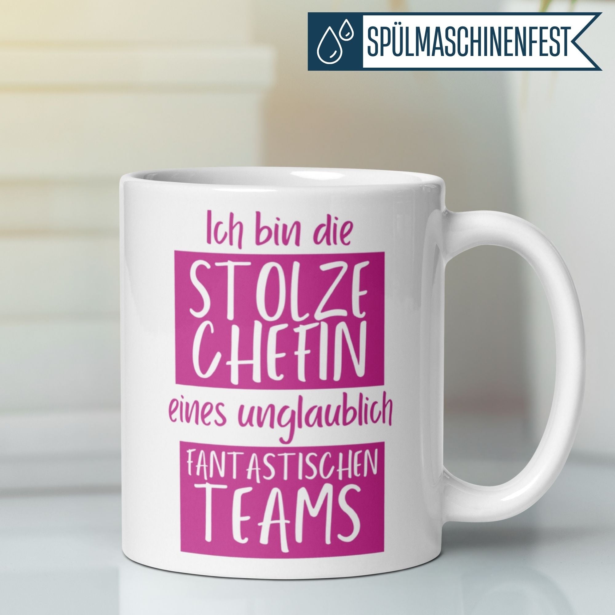 Momentals® Tasse für Chefin mit Spruch "Stolze Chefin eines unglaublichen Teams" in Pink, humorvoll und respektvoll.
