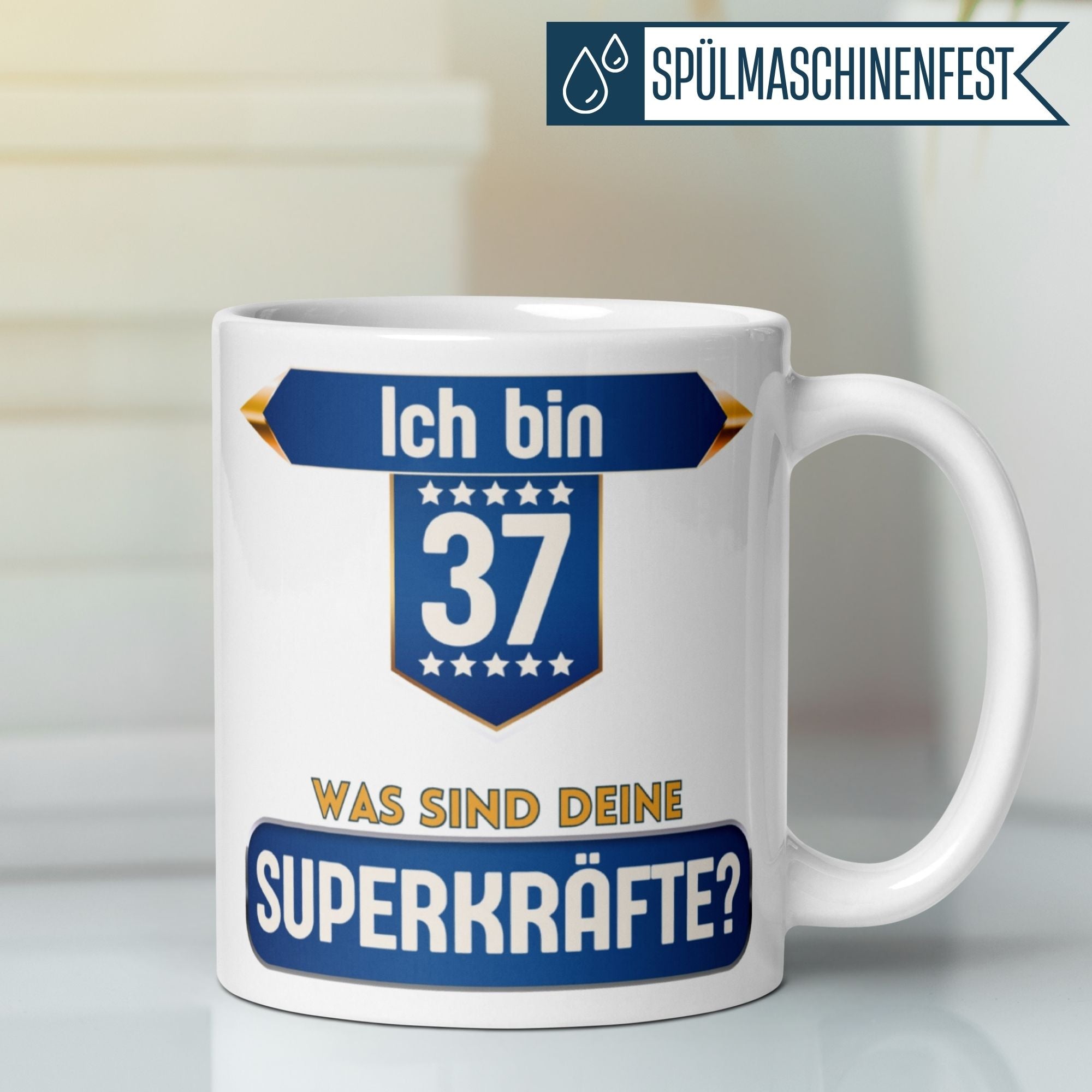 Momentals® Tasse für den 37. Geburtstag mit dem Spruch: "Ich bin 37 – was sind deine Superkräfte?"
