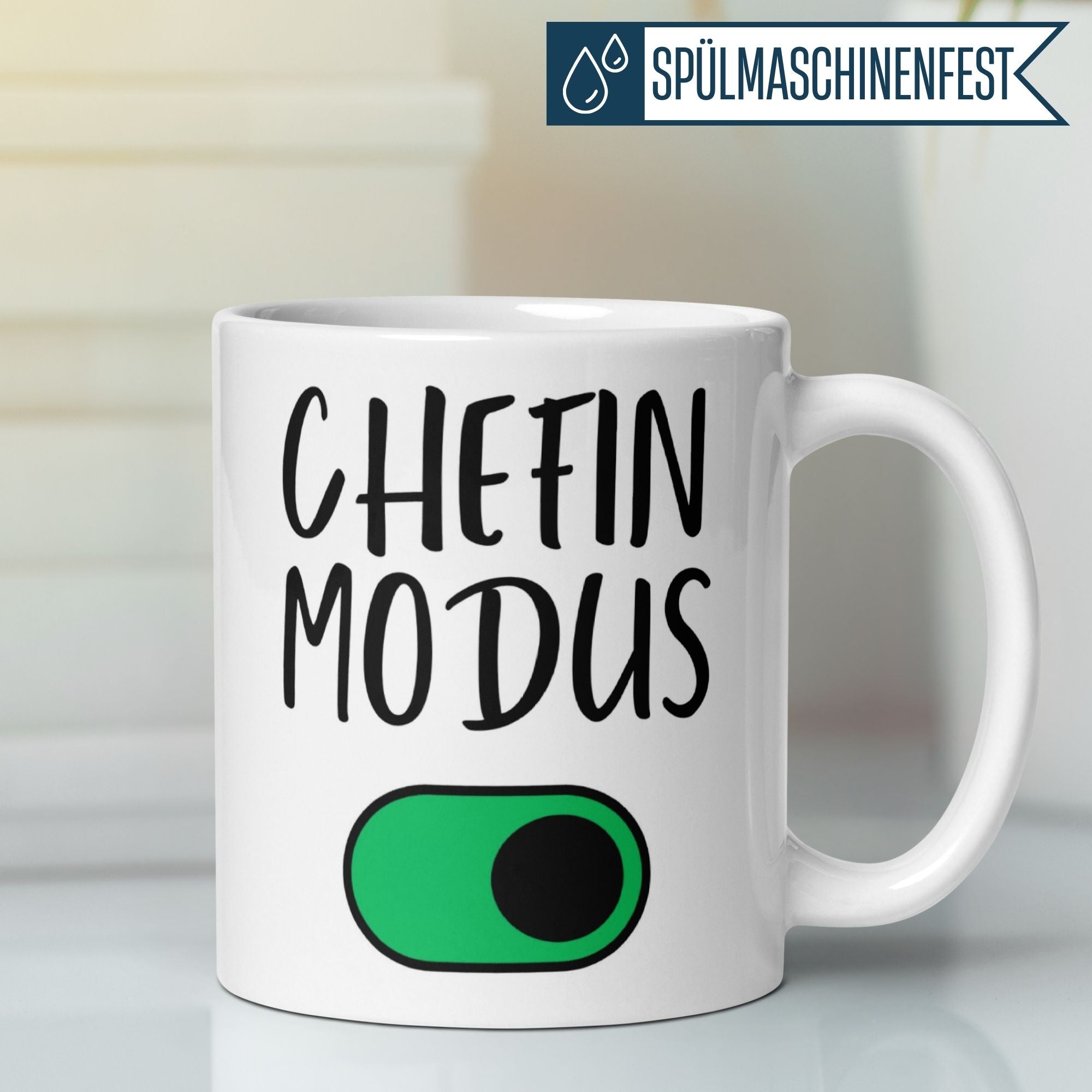 Momentals Tasse mit "Chefin Modus" Aufdruck und grünem Einschaltknopf für humorvolle Geschenke.