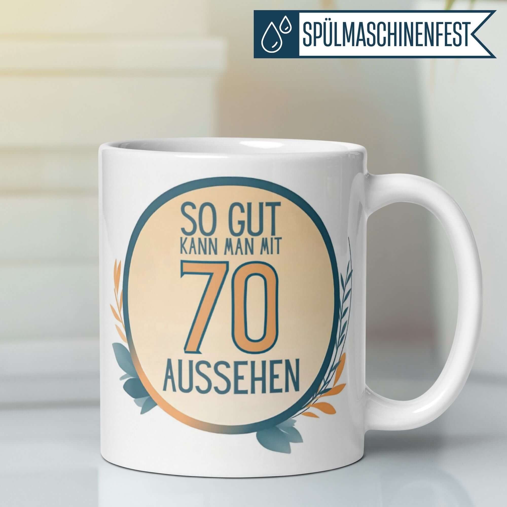 Tasse zum 70. Geburtstag mit Spruch "So gut kann man mit 70 aussehen" und floralem Design.