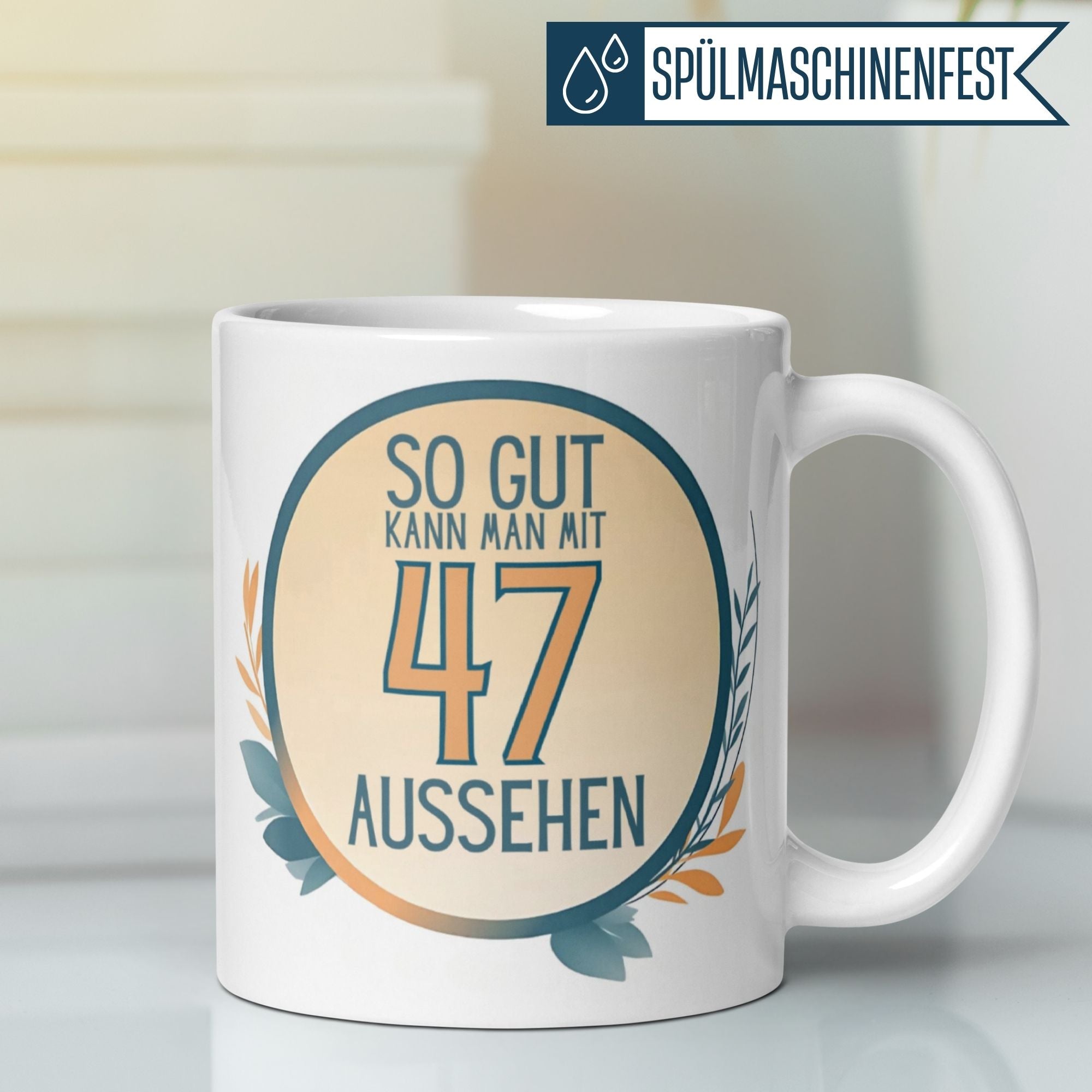 Momentals Tasse für den 47. Geburtstag mit humorvollem Spruch 'So gut kann man mit 47 aussehen'.