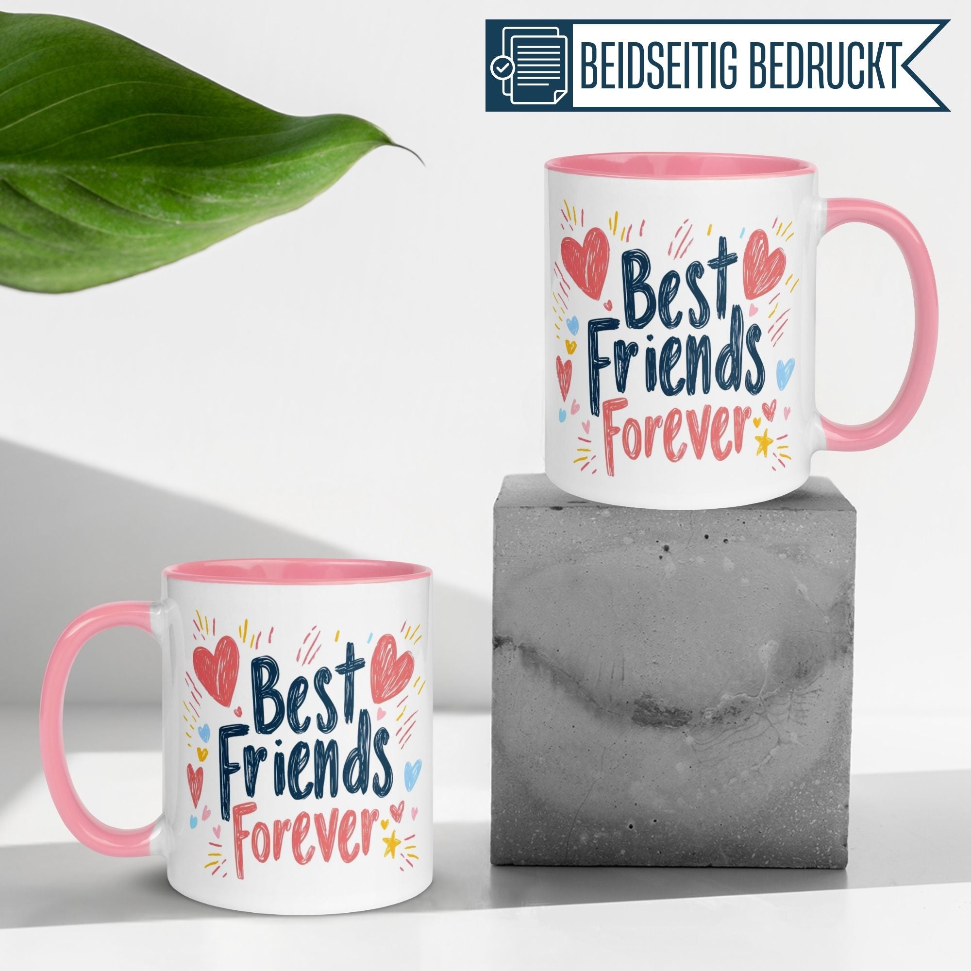 Momentals Tasse mit Herzen und Schriftzug 'Best Friends Forever' auf Betonblöcken, stilvoll und bunt, ideal für Freundschaften.