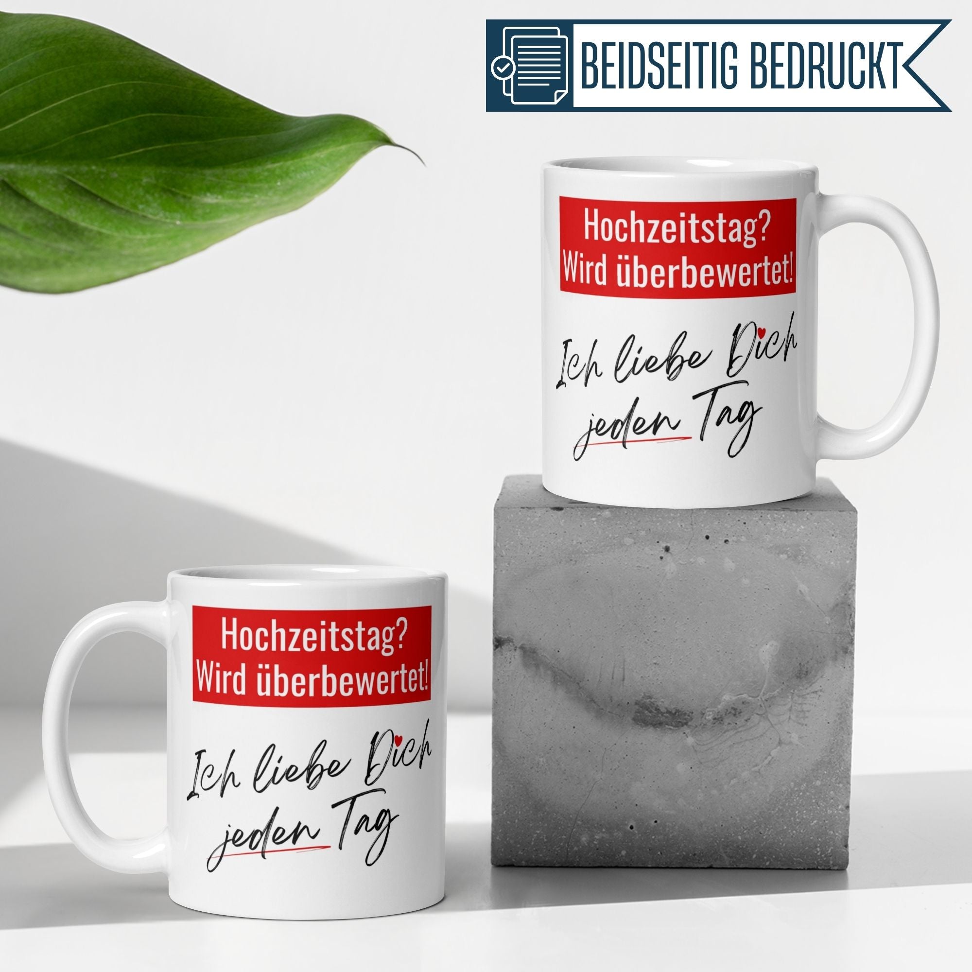 Momentals Tasse mit Spruch "Hochzeitstag? Wird überbewertet! Ich liebe Dich jeden Tag" auf Betonblock.