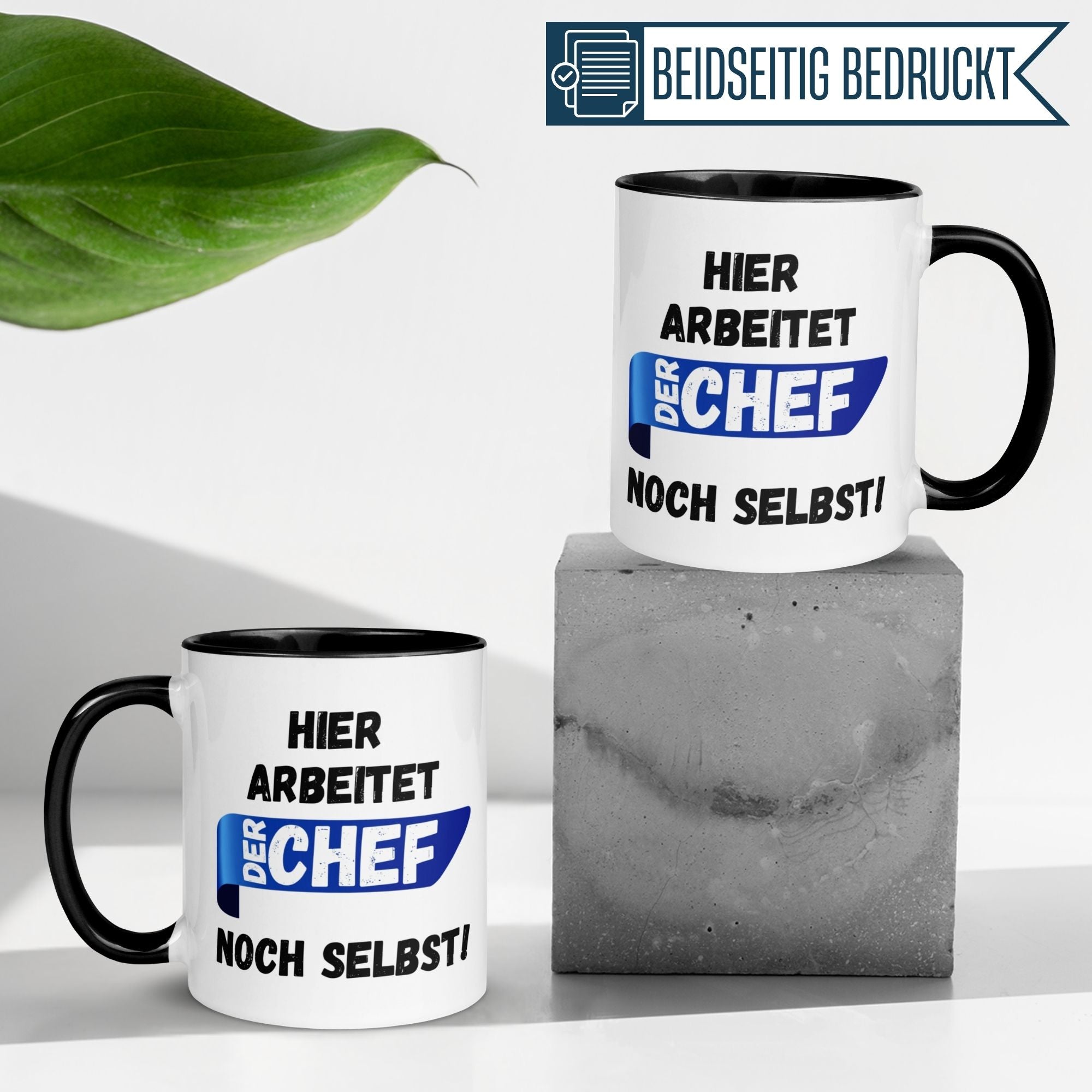 Momentals® Tasse Chef mit Spruch "Hier arbeitet der Chef noch selbst" auf betontem Hintergrund.