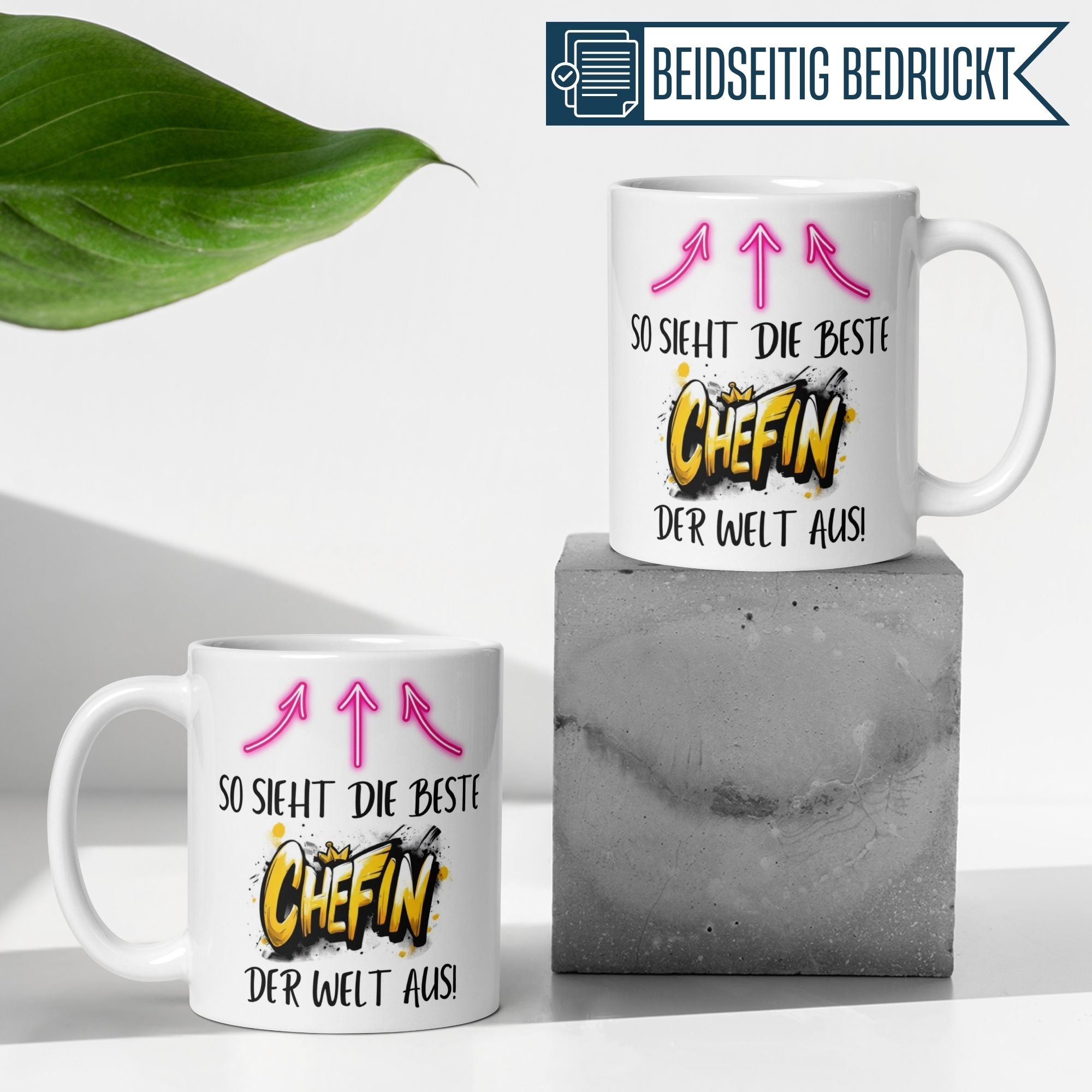 Momentals® Tasse Chefin mit Spruch "So sieht die beste Chefin der Welt aus!" auf Betonblock.
