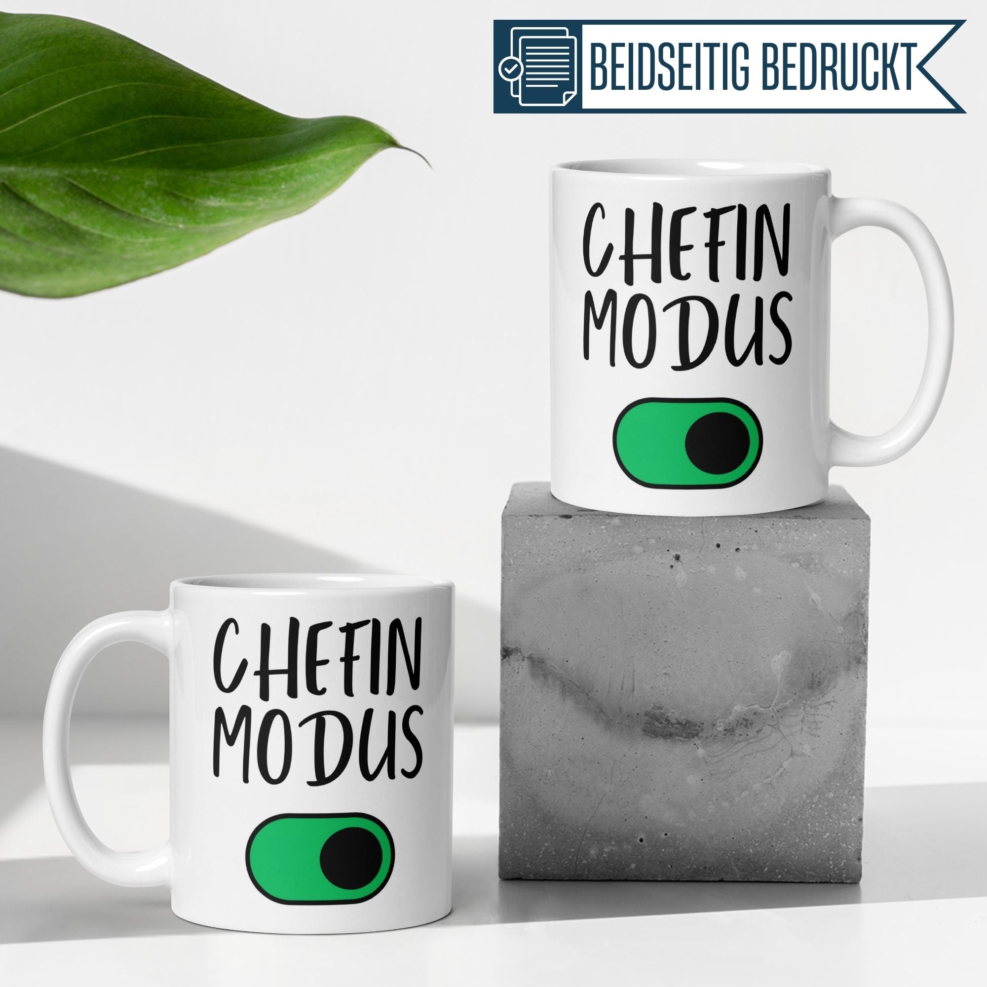Momentals Tasse Chefin Modus mit grünem Einschaltknopf auf Betonunterlage, witziges Geschenk für Chefin