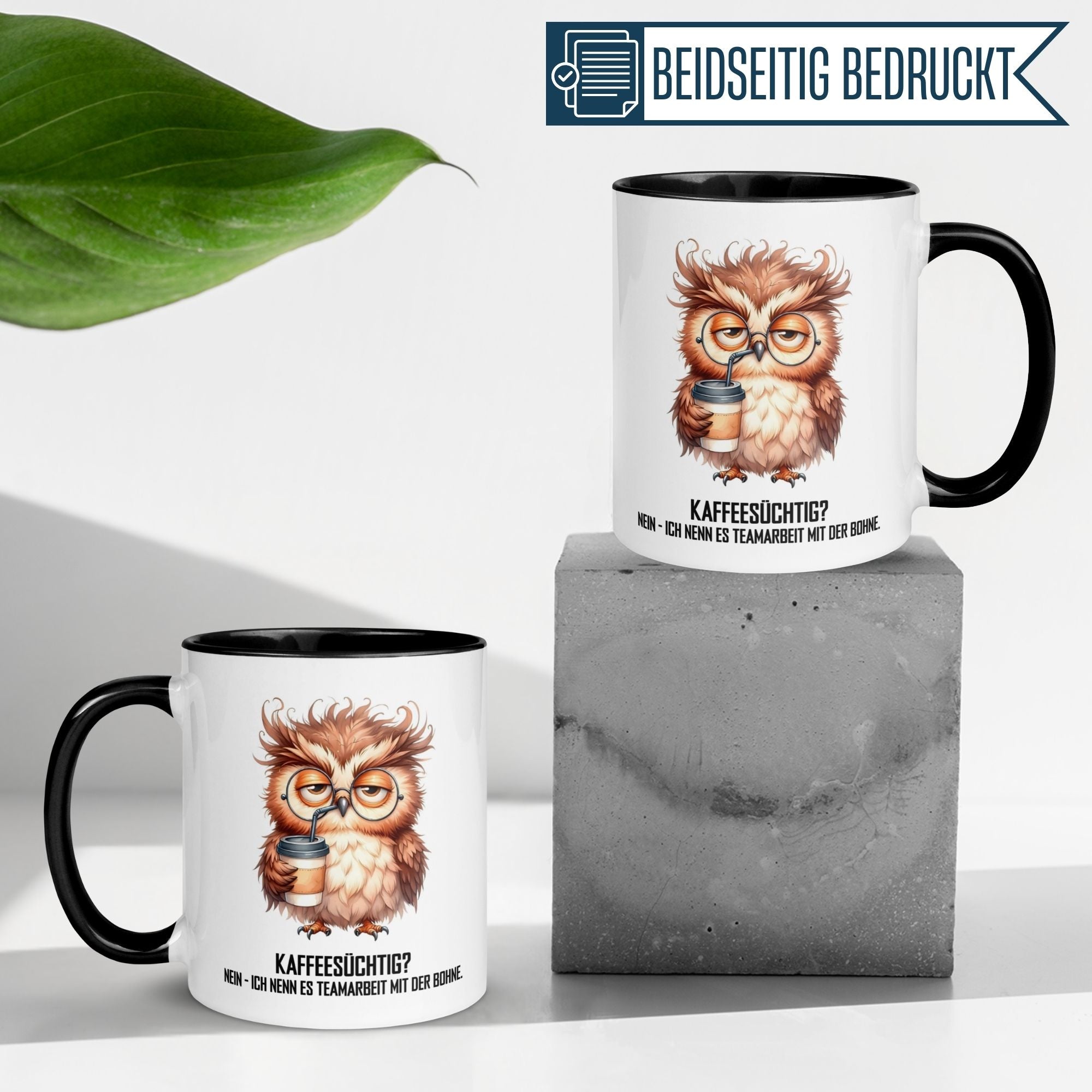 Momentals Tasse mit Eulenmotiv und Spruch "Kaffeesüchtig?" auf grauem Untergrund, begeistert Kaffee-Liebhaber.