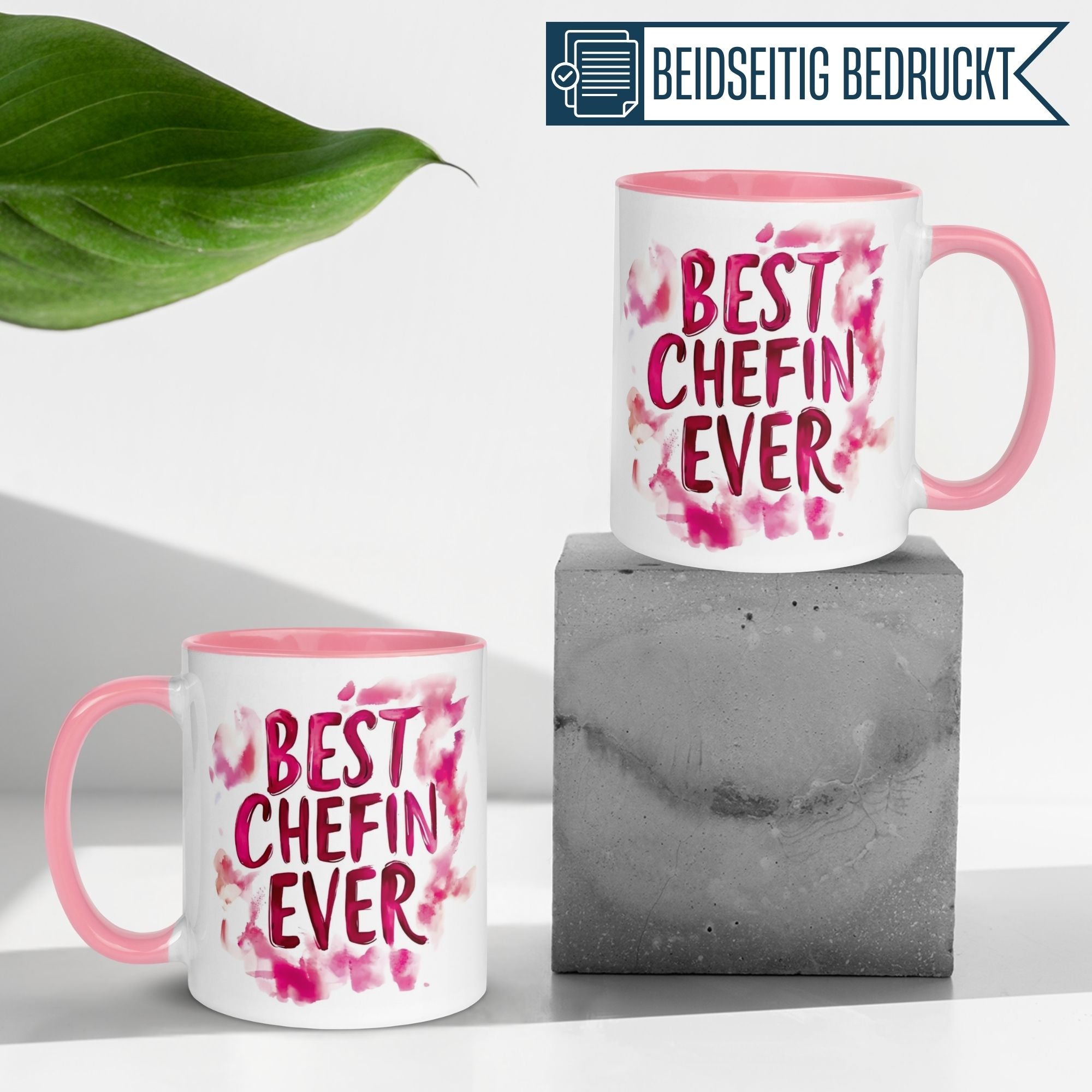 Momentals® Tasse Chefin in Aquarellfarben mit dem Spruch 'Best Chefin Ever' auf pinkem Hintergrund.