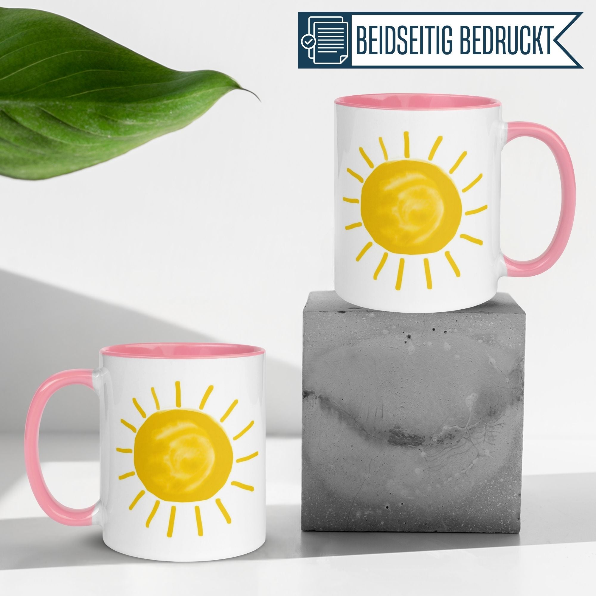 Zwei Tassen mit gelber Sonnenillustration und pinkem Henkel, perfekt für einen fröhlichen Start in den Tag.