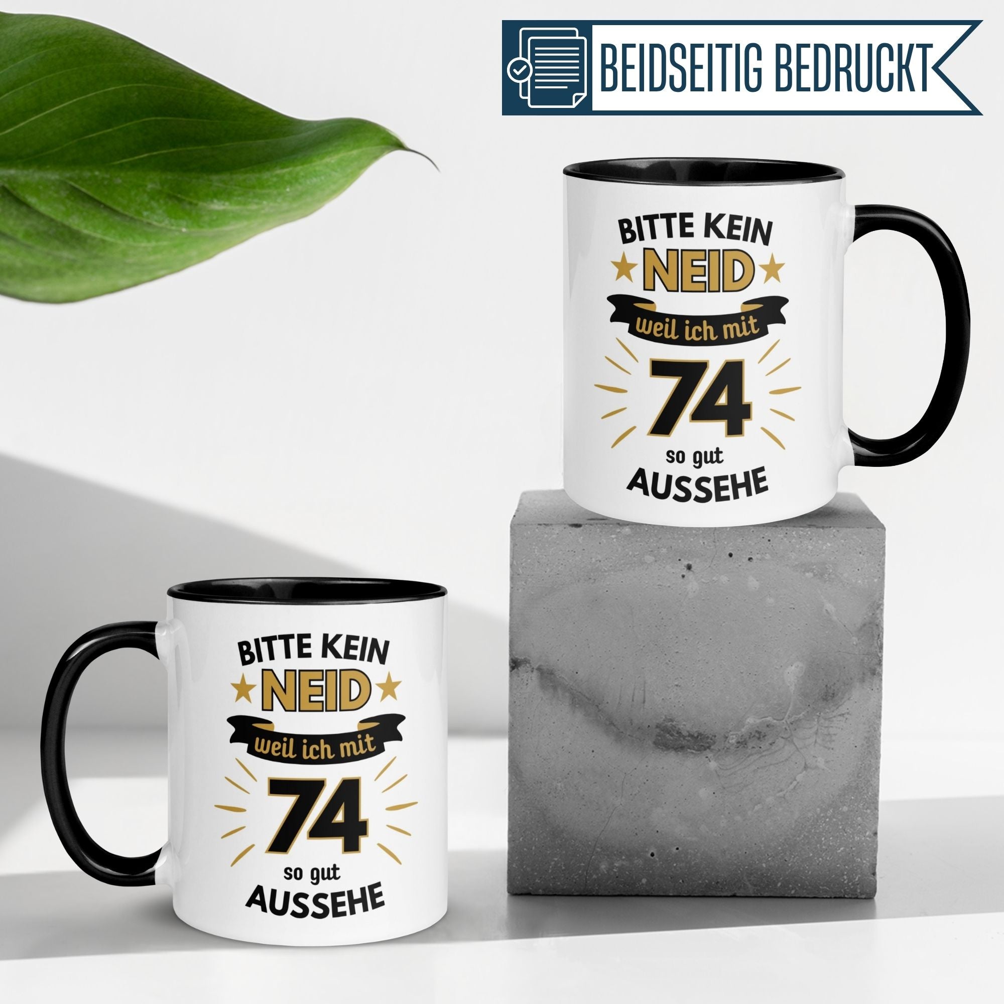 Momentals Tasse zum 74. Geburtstag mit frechem Spruch "Bitte kein Neid" auf beidseitig bedrucktem Kaffeebecher.