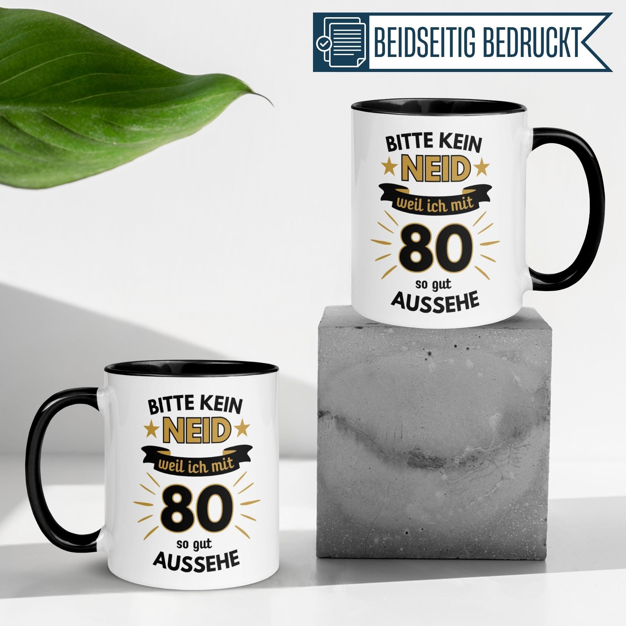 Momentals® Tasse für 80. Geburtstag mit humorvollem Spruch "Bitte kein Neid" auf stilvollem Hintergrund.