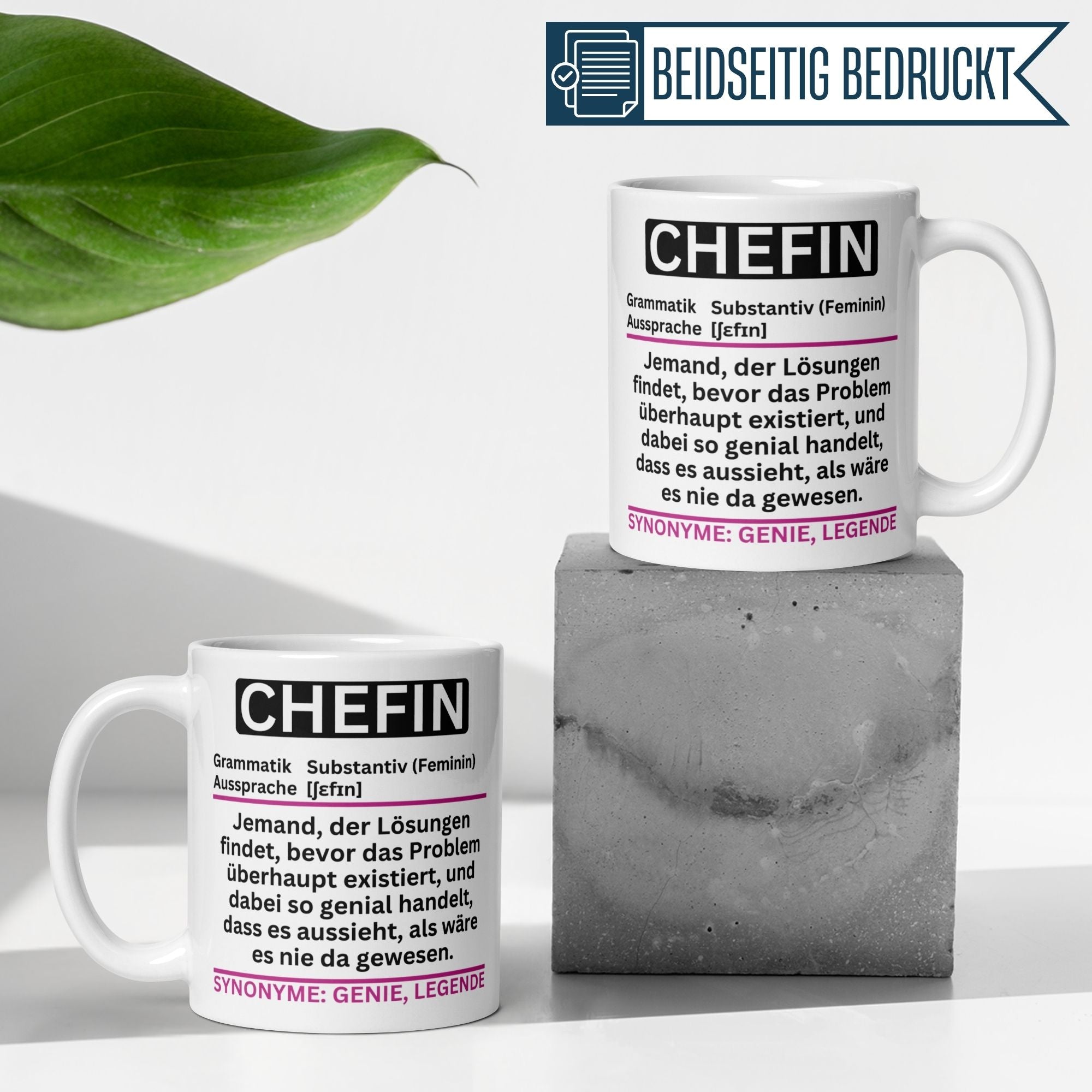 Momentals Tasse Chefin mit witziger Definition und Synonymen, perfekt als Abschiedsgeschenk für Führungskräfte.