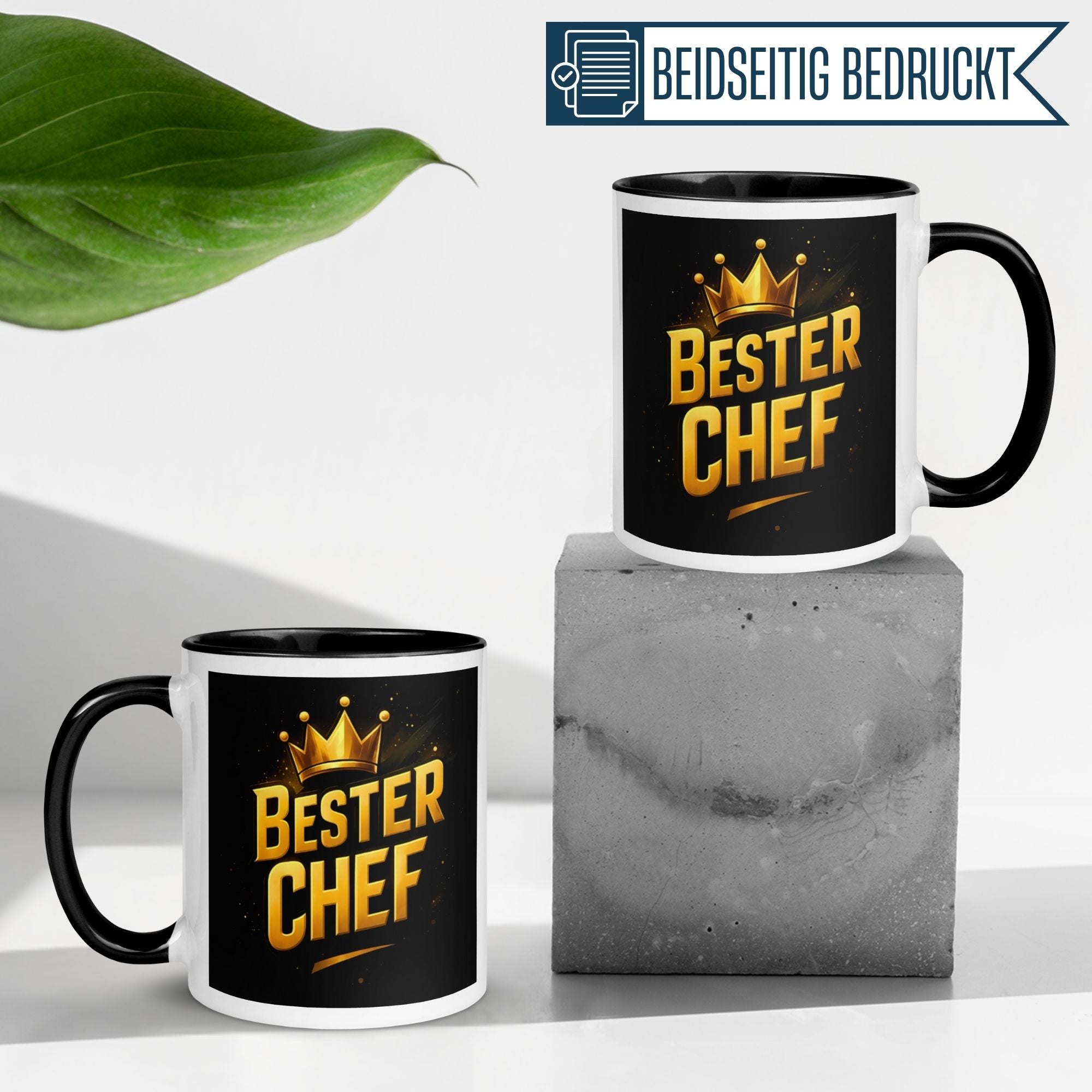 Momentals Tasse Chef mit goldenem Schriftzug 'Bester Chef' und Krone, präsentiert auf einem Betonblock.