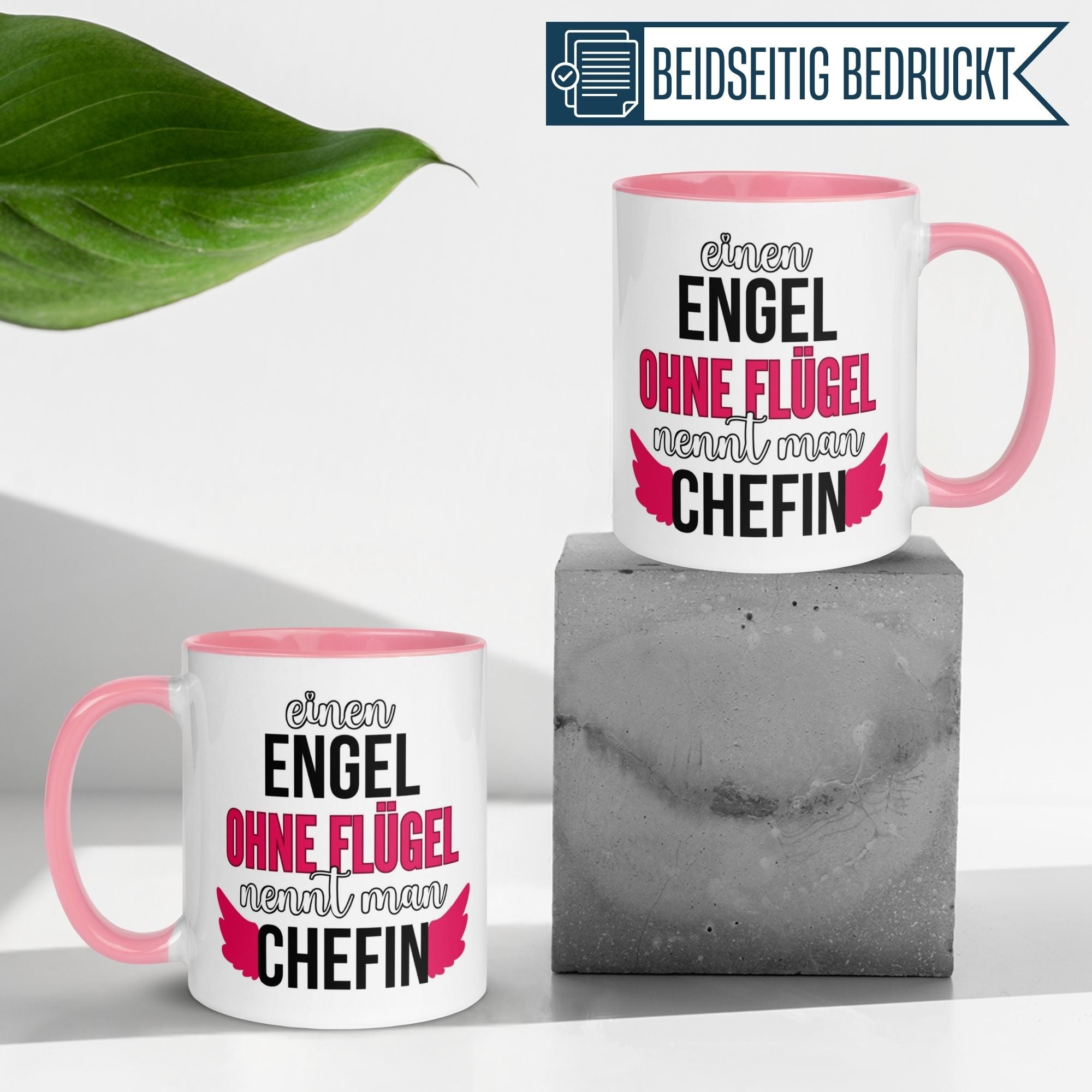 Momentals® Tasse Chefin mit Spruch: "Einen Engel ohne Flügel nennt man Chefin" auf hellpinkem Hintergrund.
